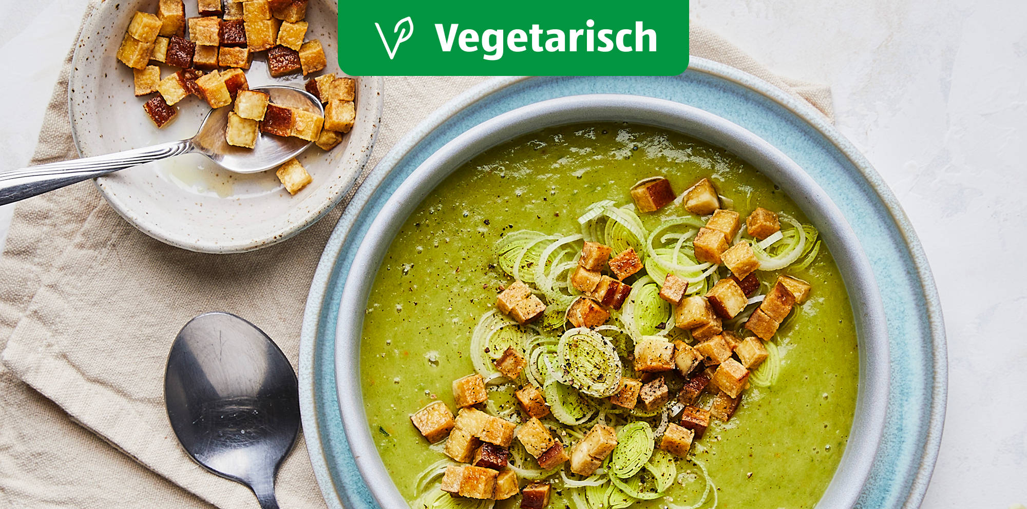 Porree-Suppe mit Räuchertofu.