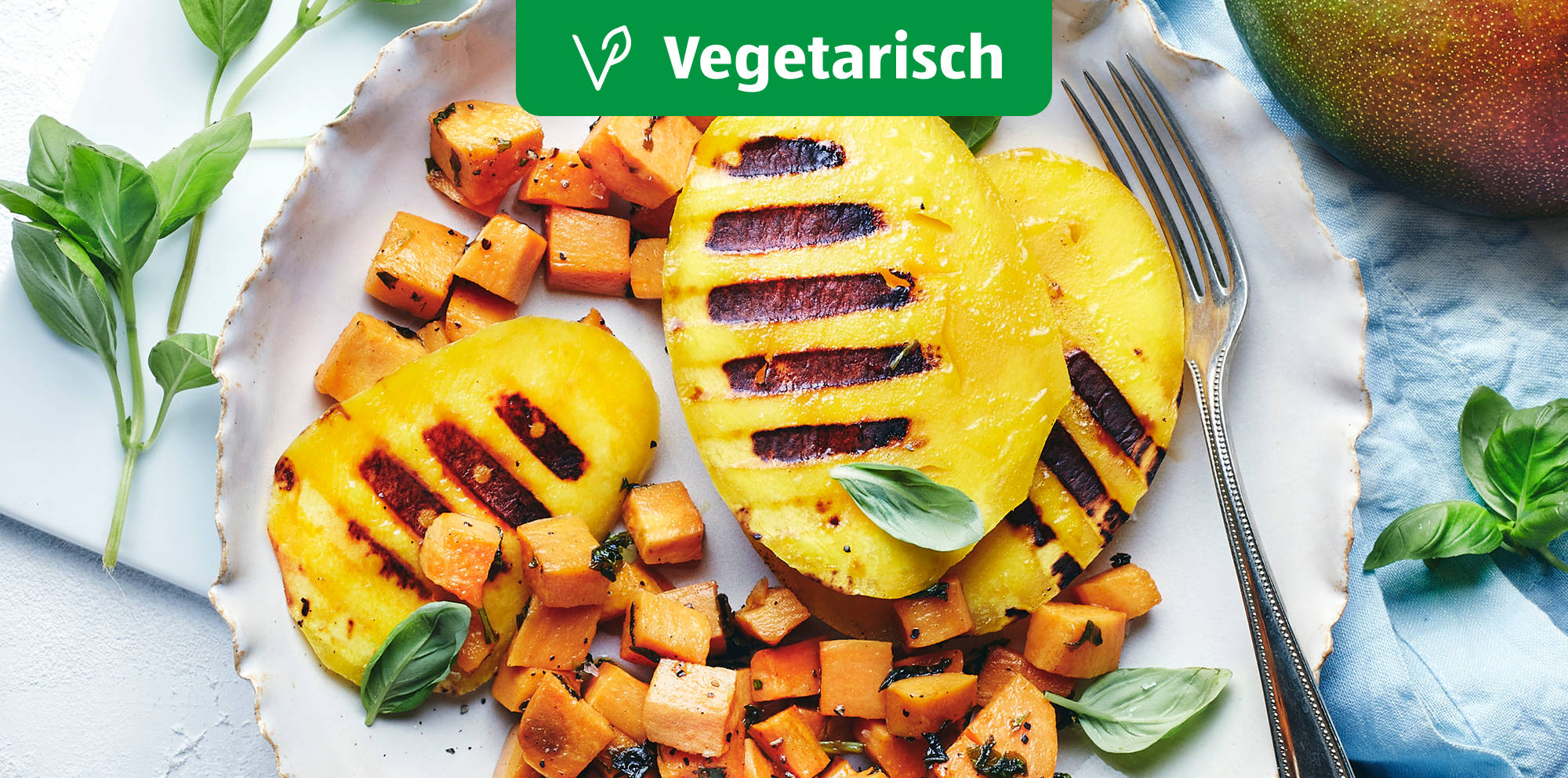 Mango vom Grill mit gebratenen Süßkartoffeln.
