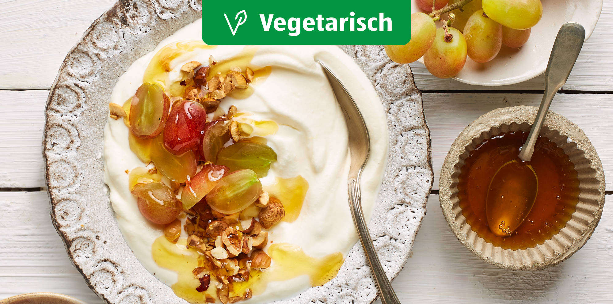 Griechischer Joghurt mit Honig und Nüssen.
