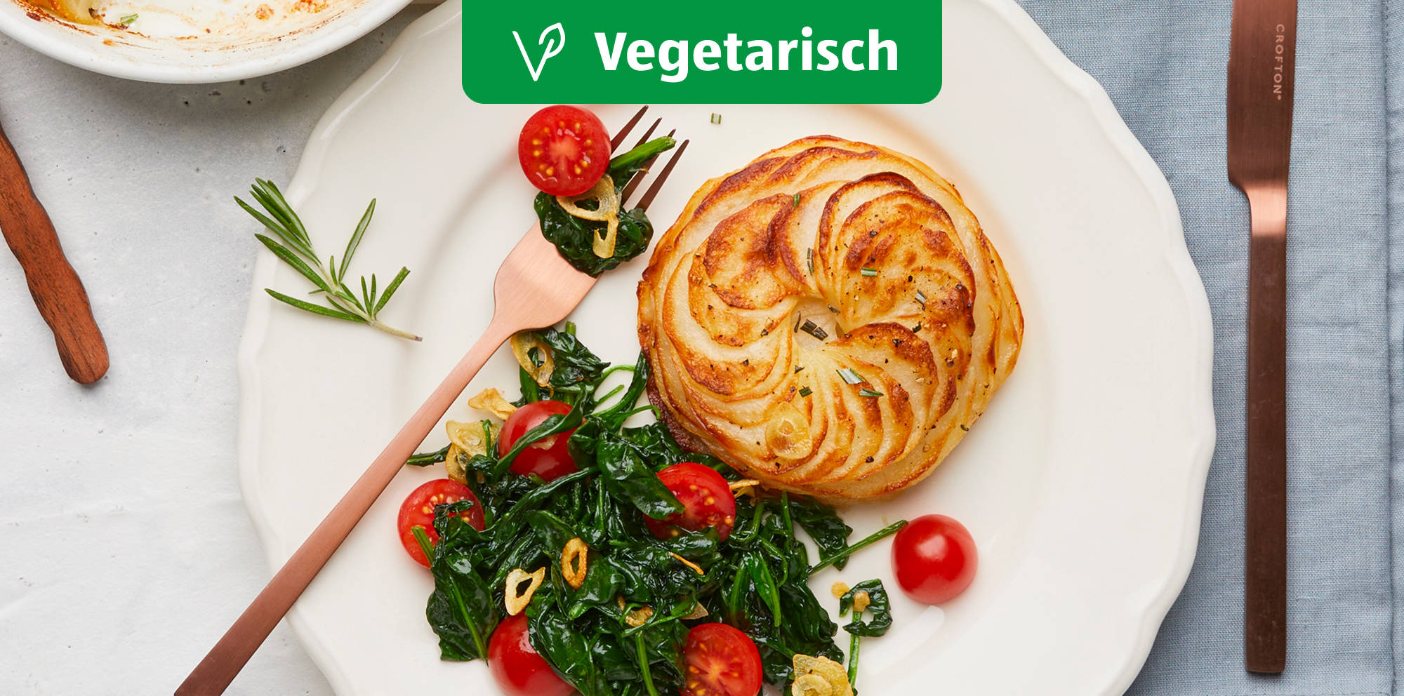 Vegetarische Blätterteigtarte mit Spinatsalat.