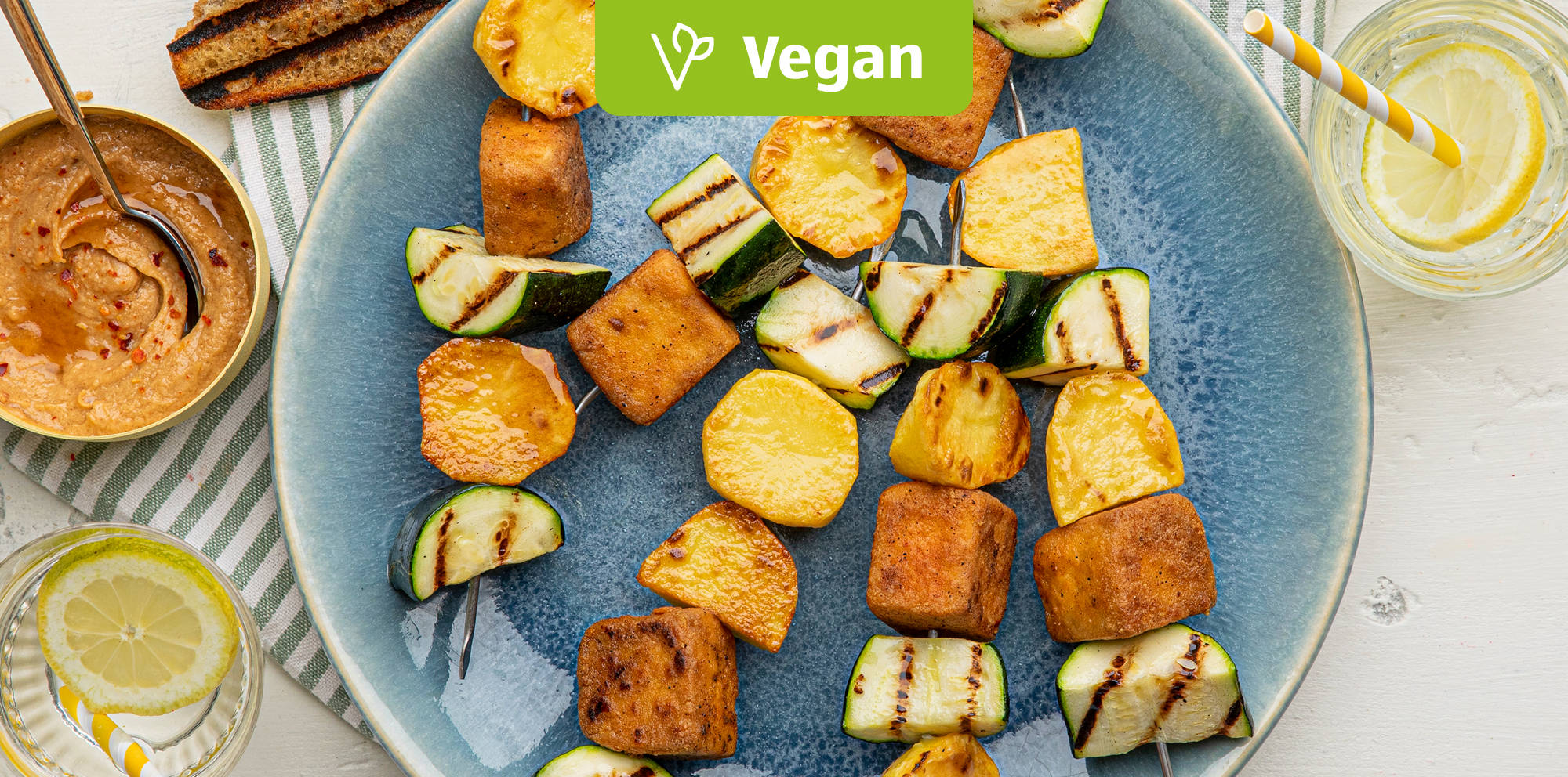 Bunte vegane Grillgemüse-Spieße-Platte.