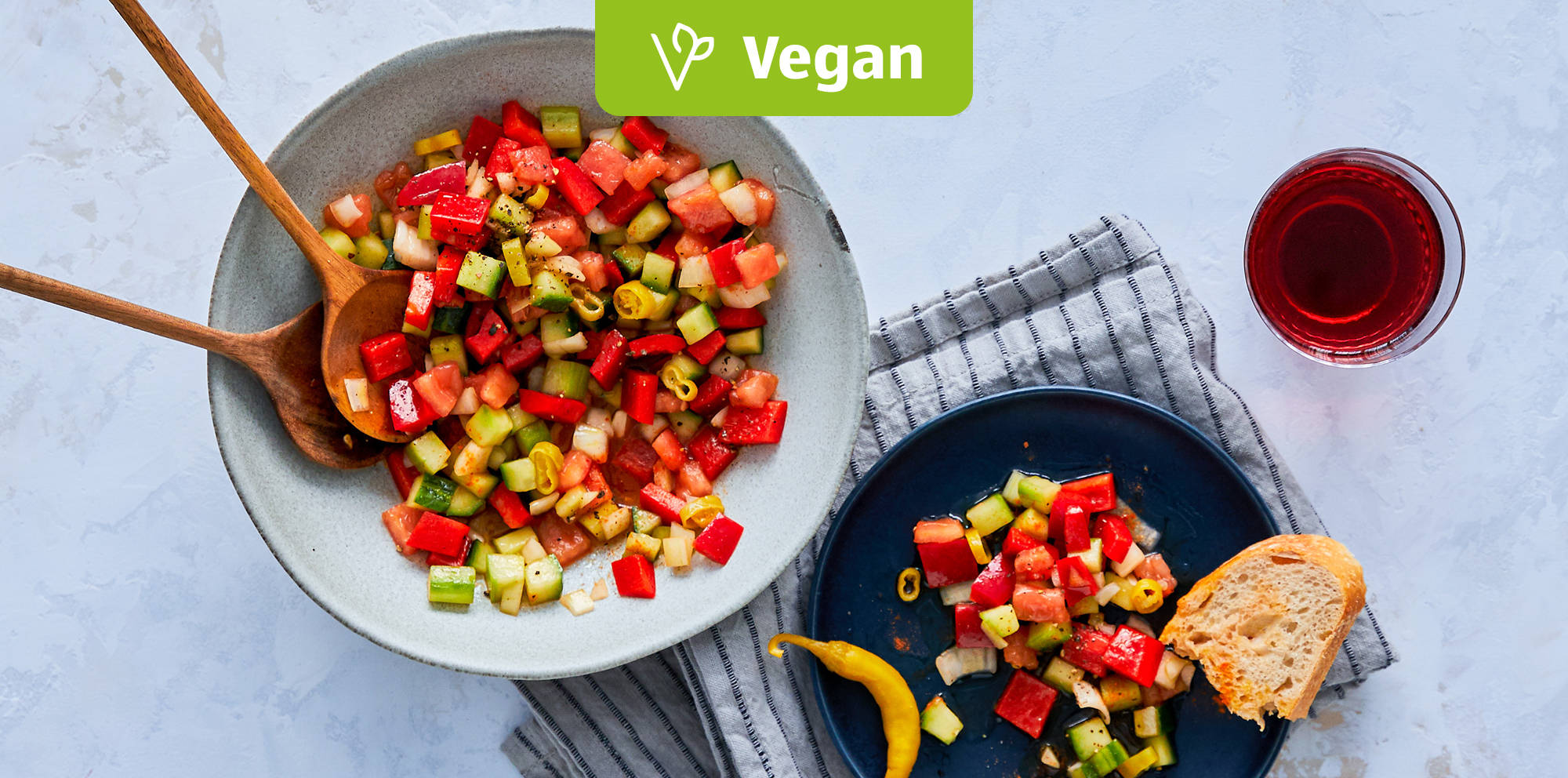 Bunter veganer Salat mit frischem Gemüse.