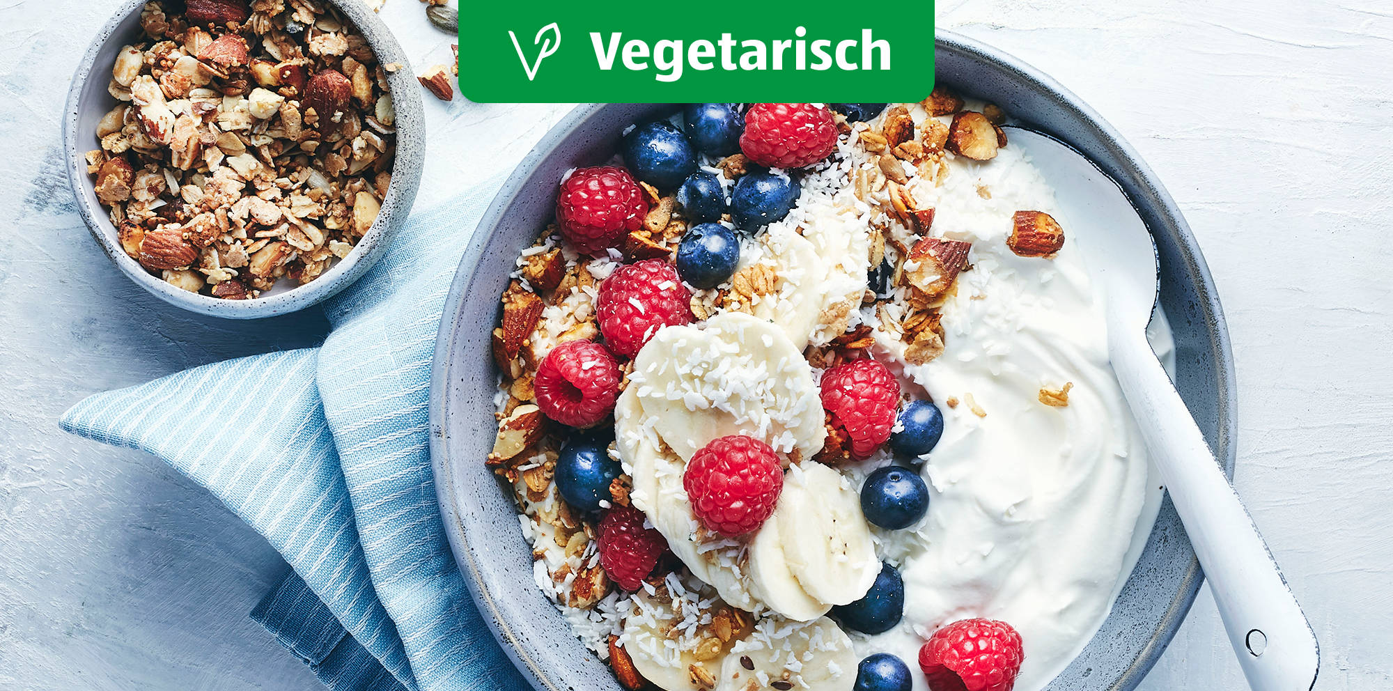 Vegetarische Joghurt-Bowl mit frischen Beeren.