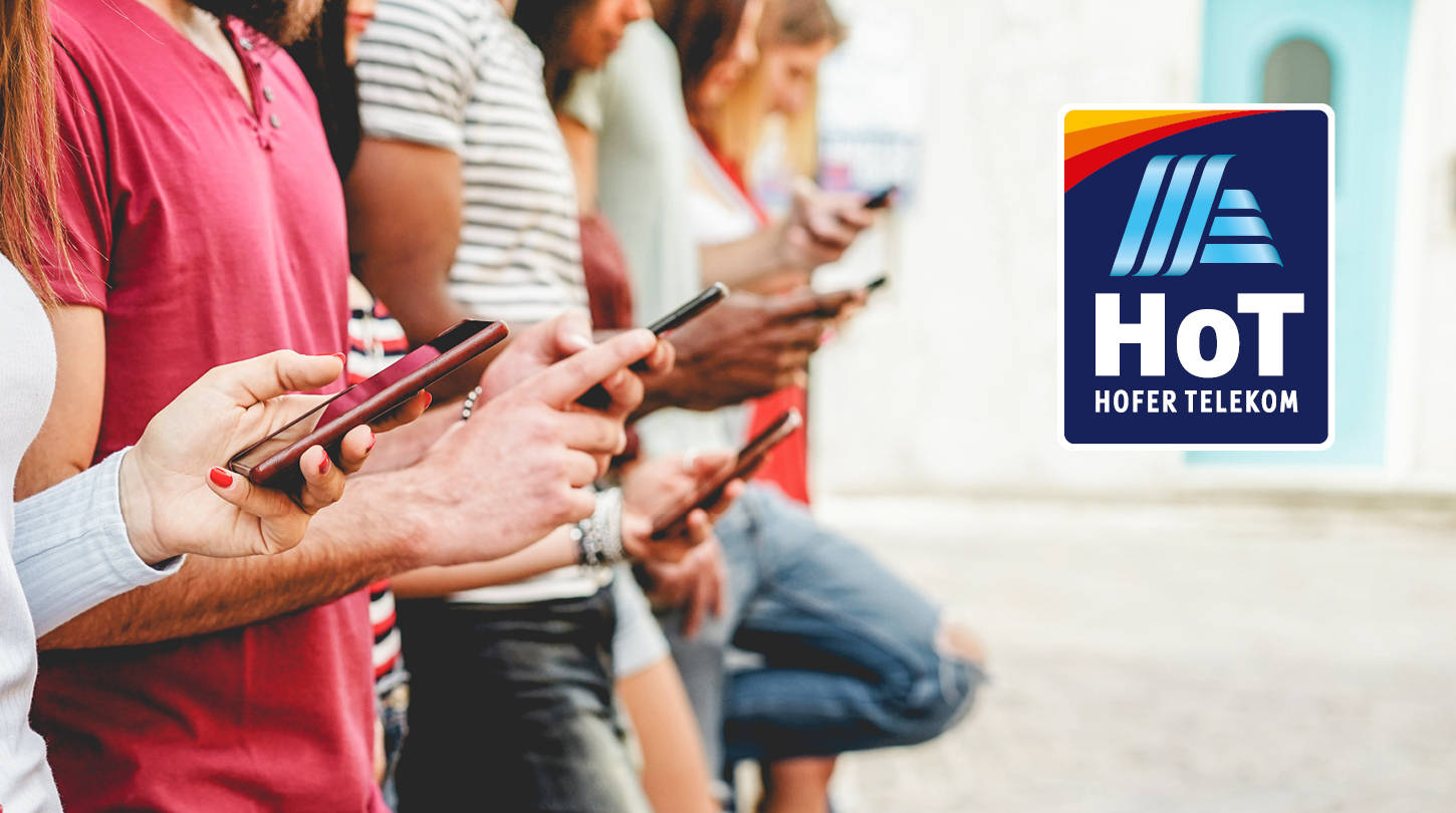 Ženske roke na računalniški tipkovnici, v ospredju pa piktogram pisma z napisom HOFERjeve e-novice.