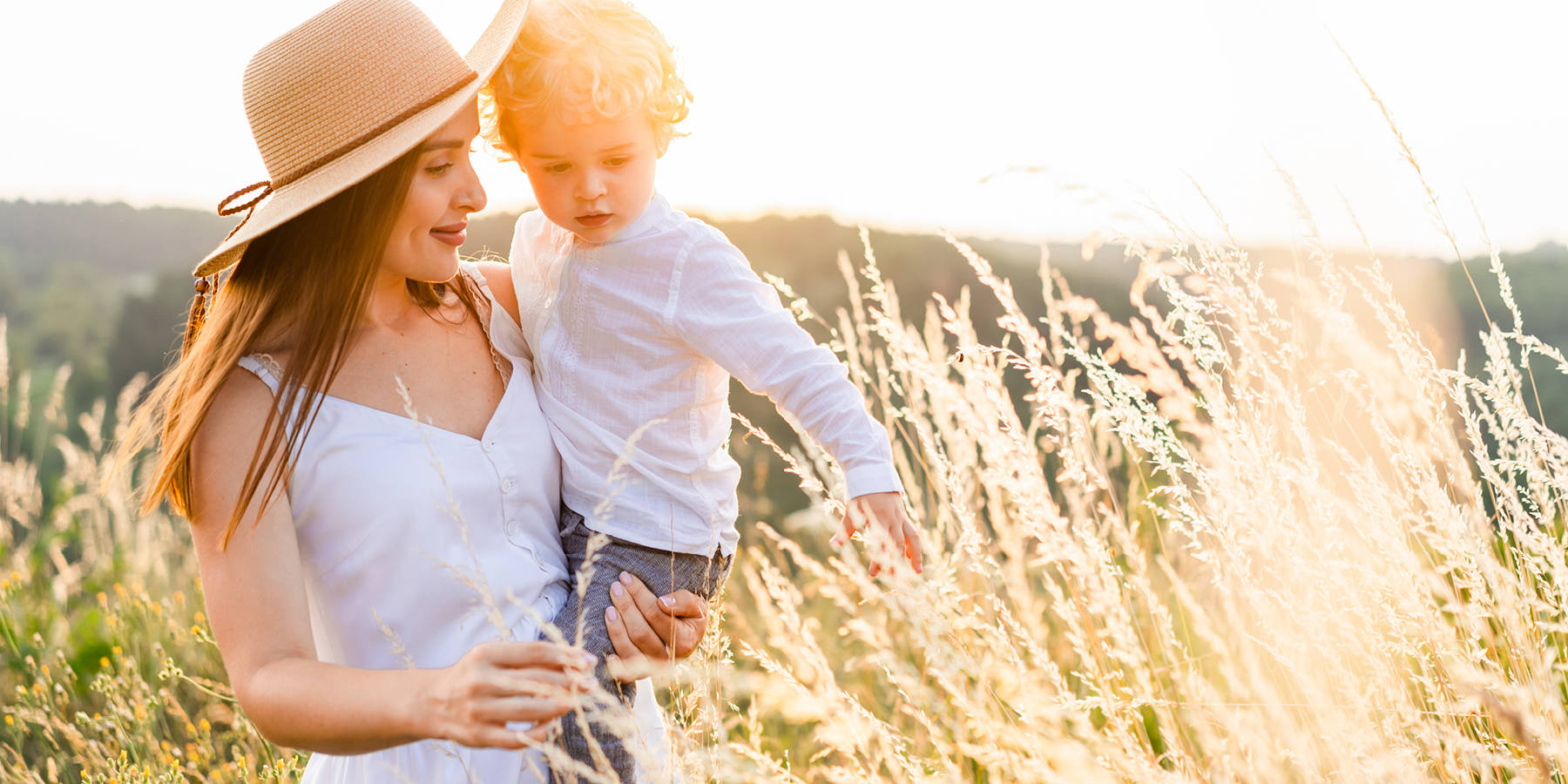 Mama z otrokom na žitnem polju