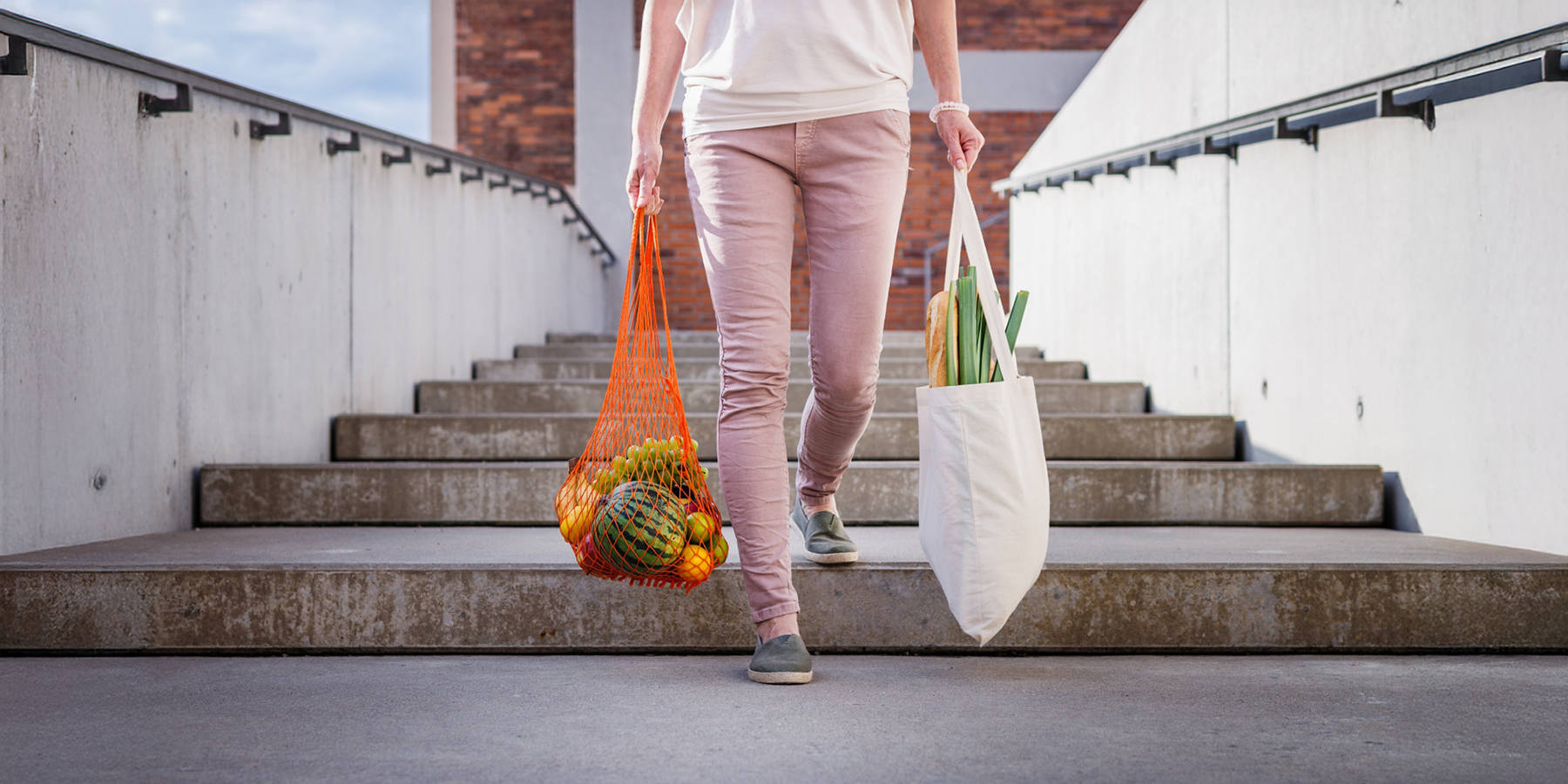 Ženska z nakupovalnimi vrečkami v rokah