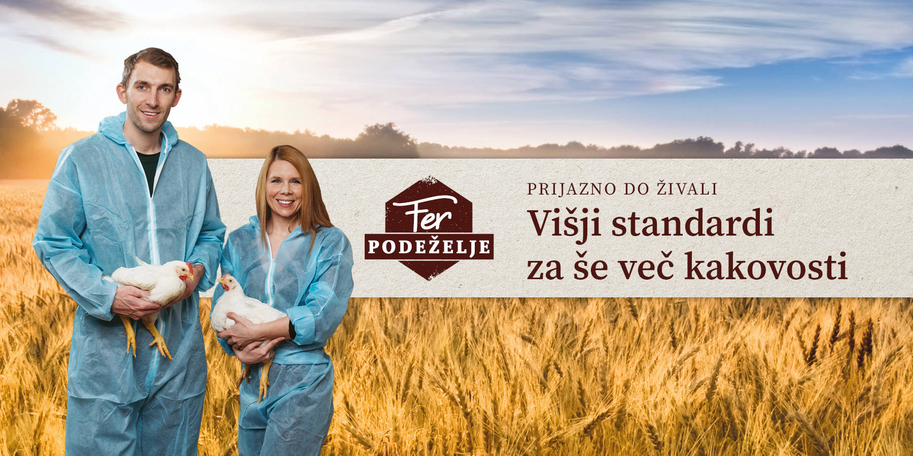 Moški in ženska v modri delovni obleki v rokah držita piščanca, stojita na zlatem pšeničnem polju. Čez sliko je napis FER PODEŽELJE, prijazno do živali, višji standardi za še več kakovosti.