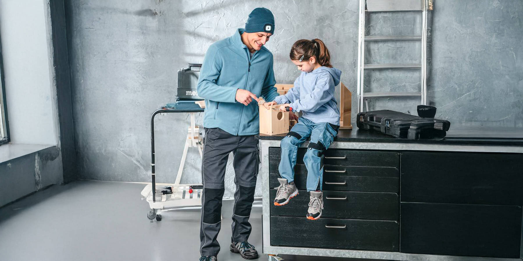 Oče in hči v delavnici