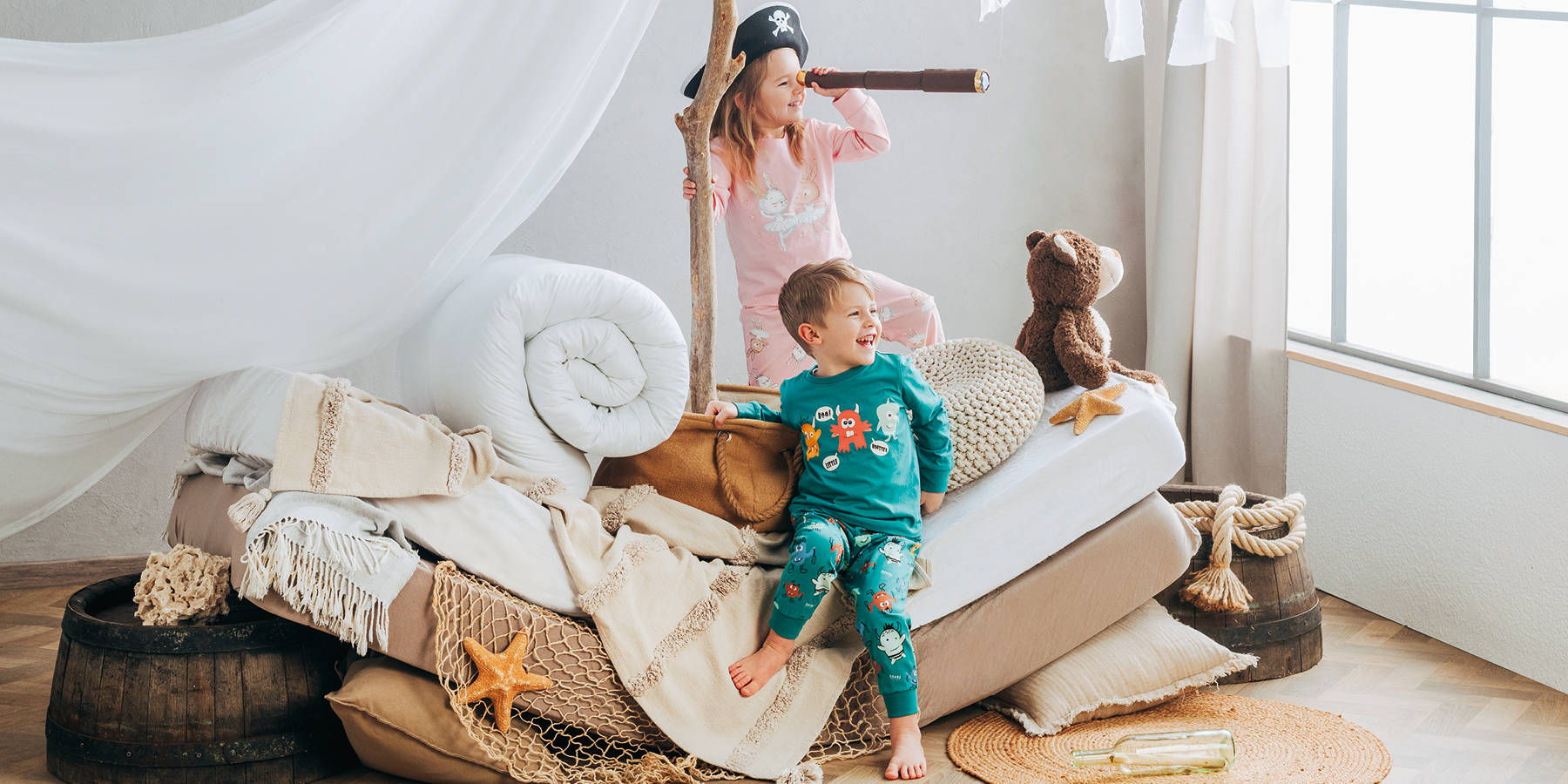 otroka se igrata v otroški sobi