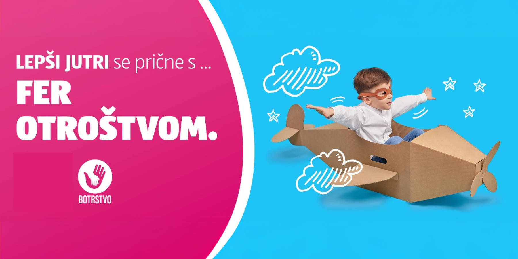Deček z letalskimi očali v kartonskem letalu