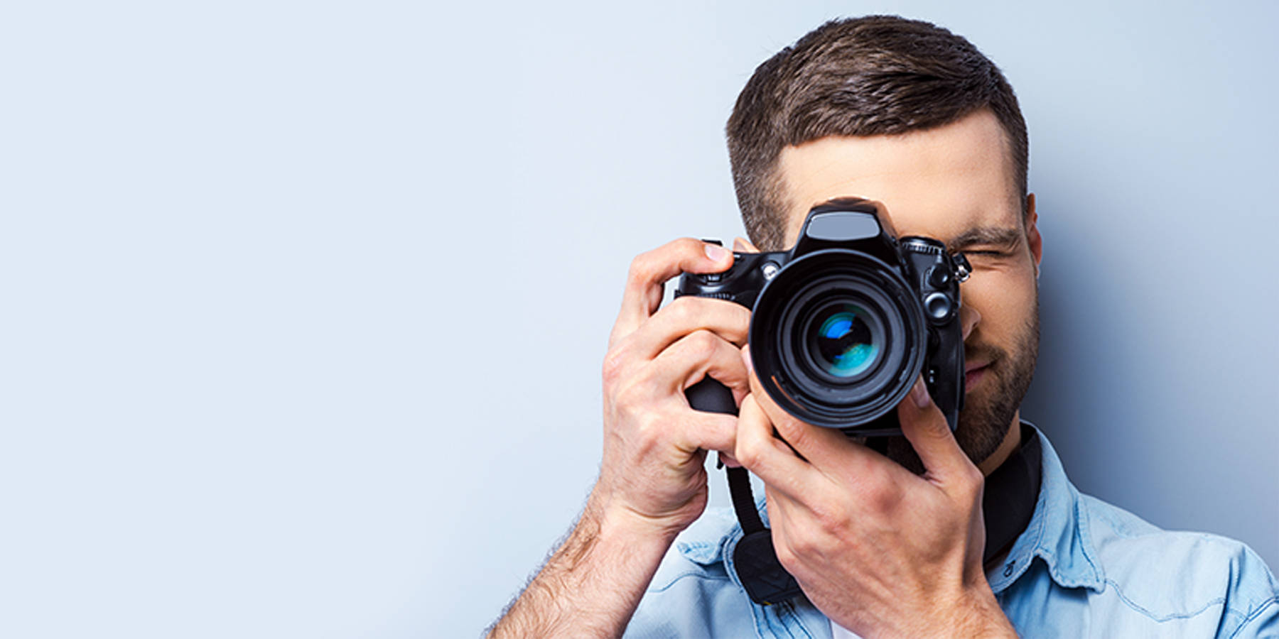 Napis: HOFER foto gradivo za medije, na desni moški s fotoaparatom