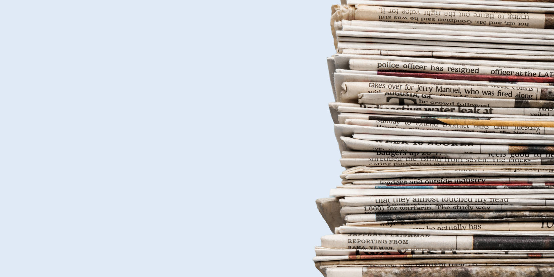 Napis: Sporočila za medije na modri podlagi s časopisi na desni