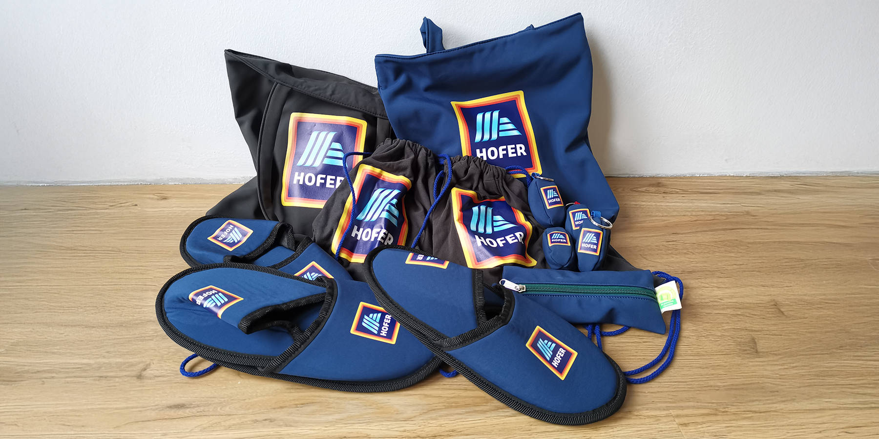 Delovna oblačila v ozadju, napis: Recikliramo delovna oblačila.