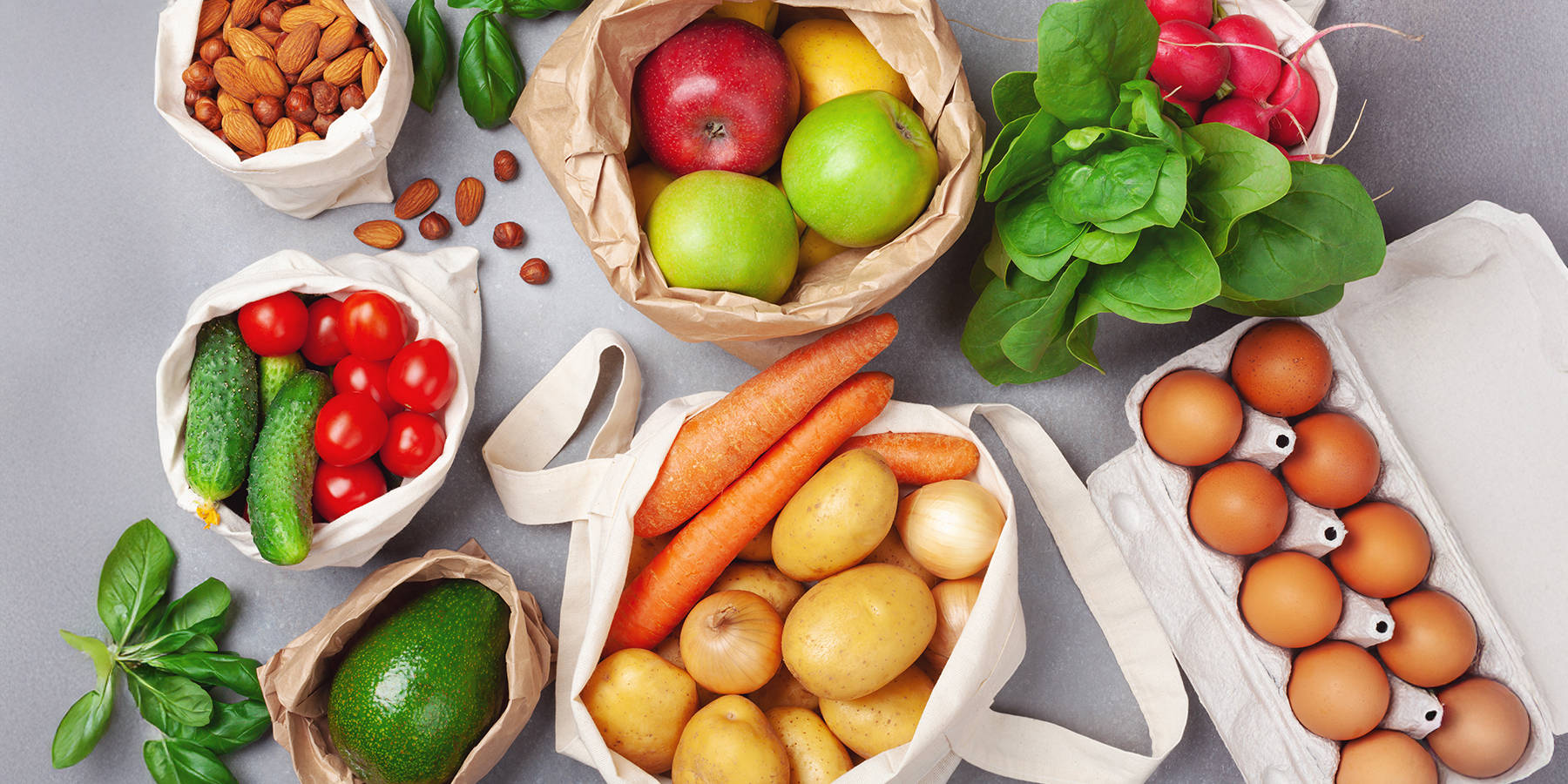 Različno sadje in zelenjava v ozadju, napis: Zagotavljamo trajnostne izdelke po HOFER CENI.