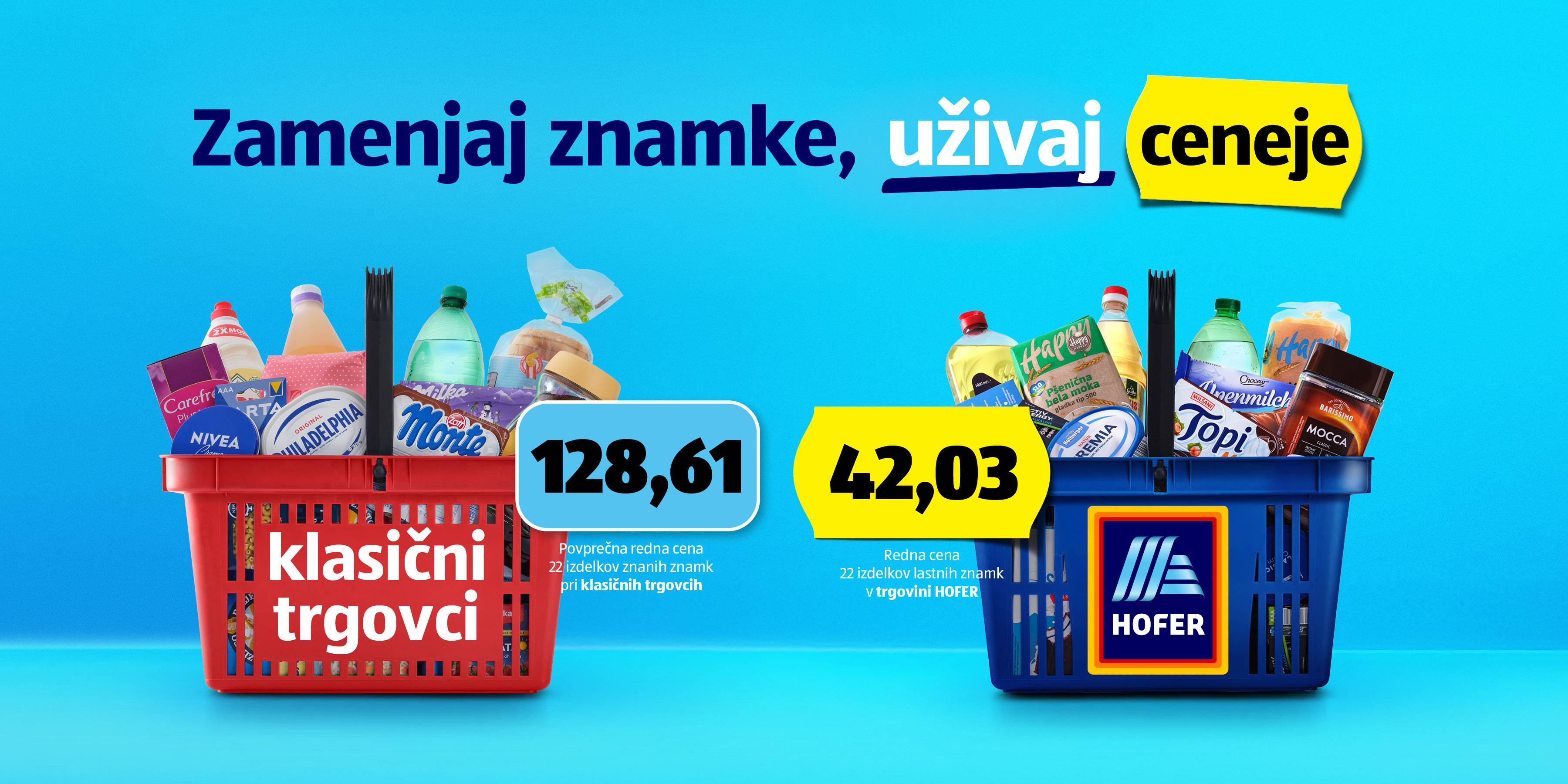 Nakupovalne košarice na modri podlagi