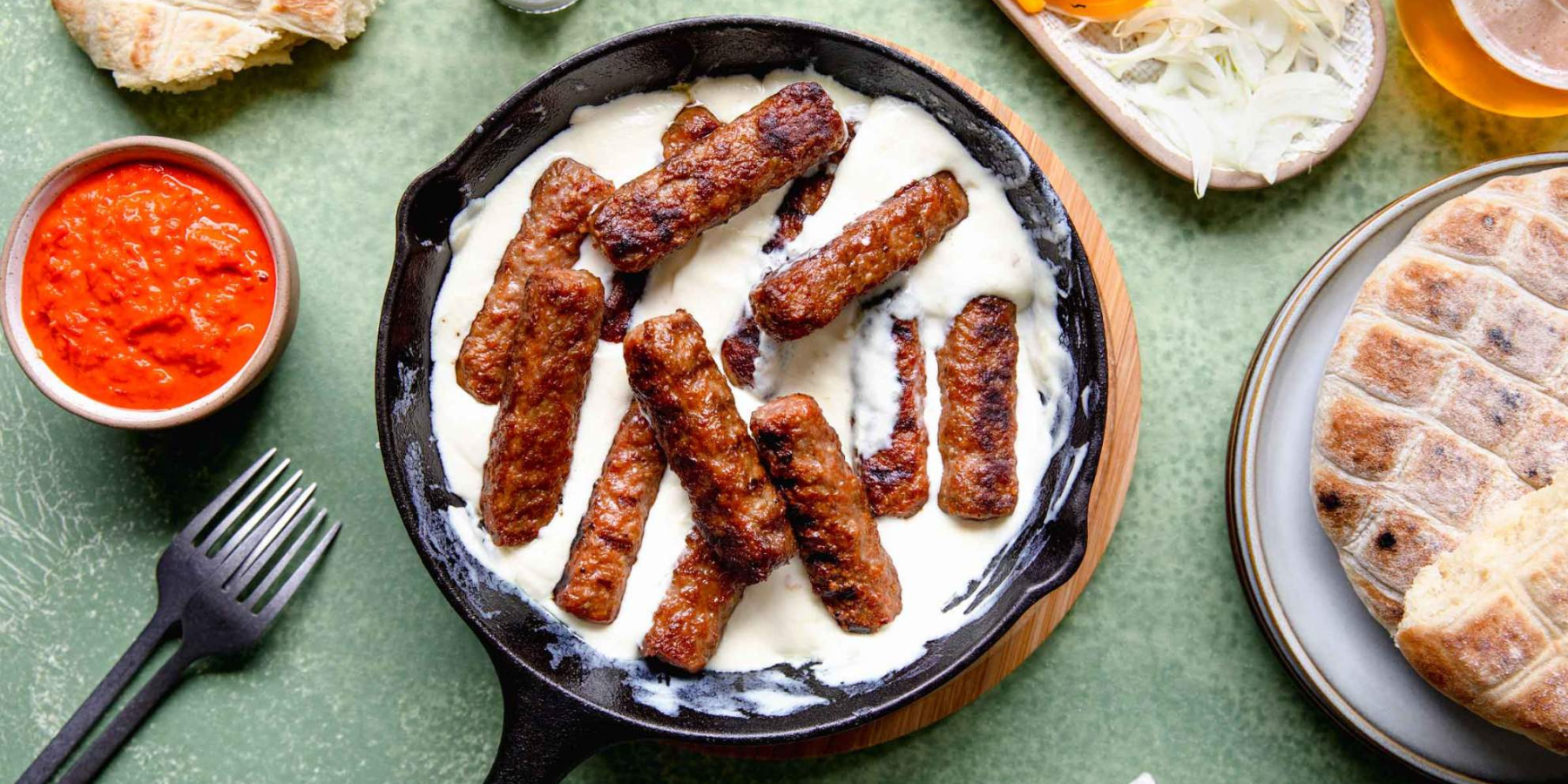 Čevapčiči v kajmaku