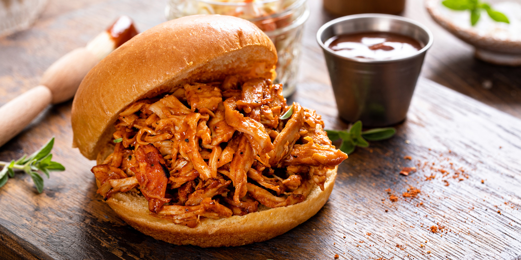 Natrgane piščančje krače v sendviču