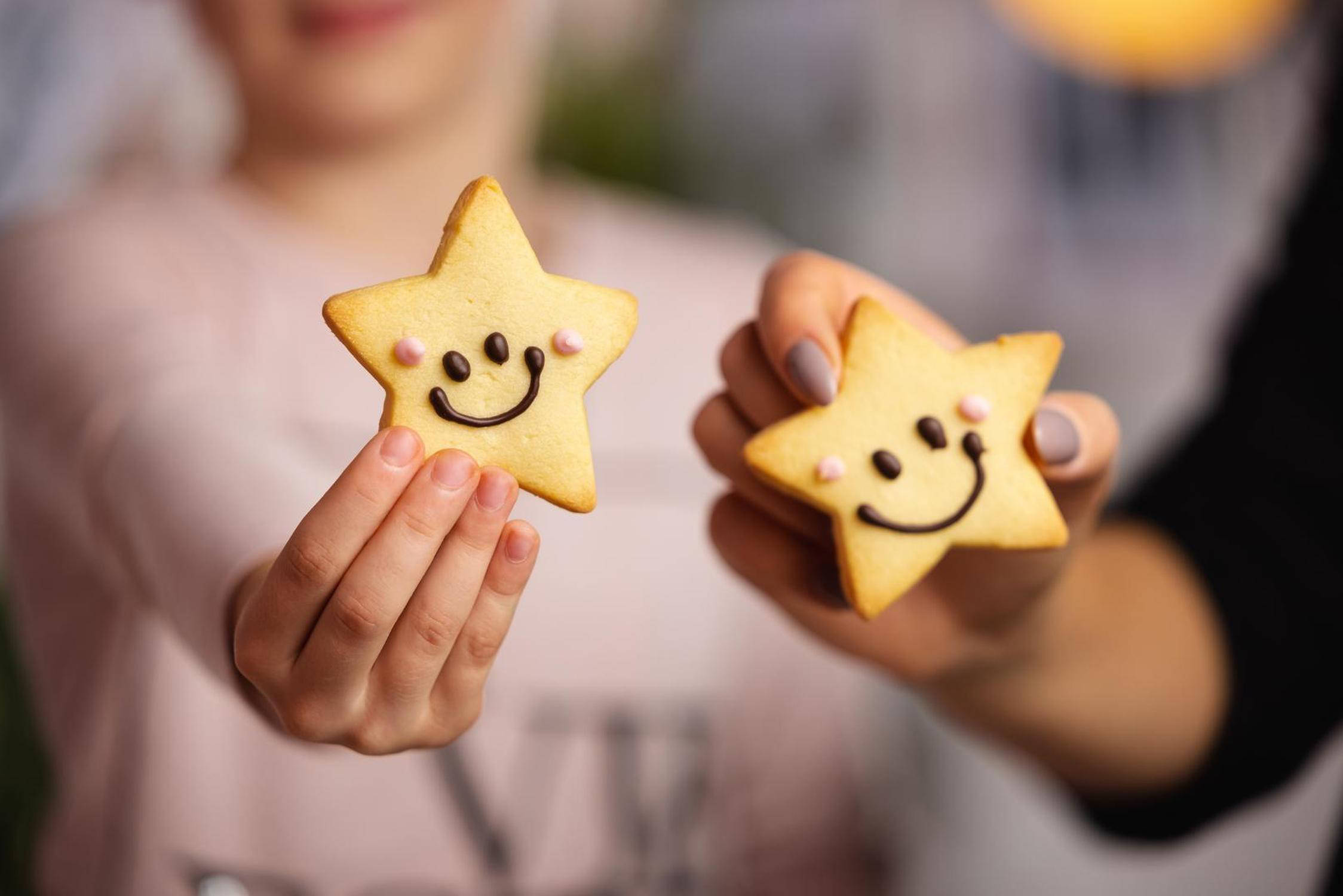 Punčka v rokah drži Nasmeškotek