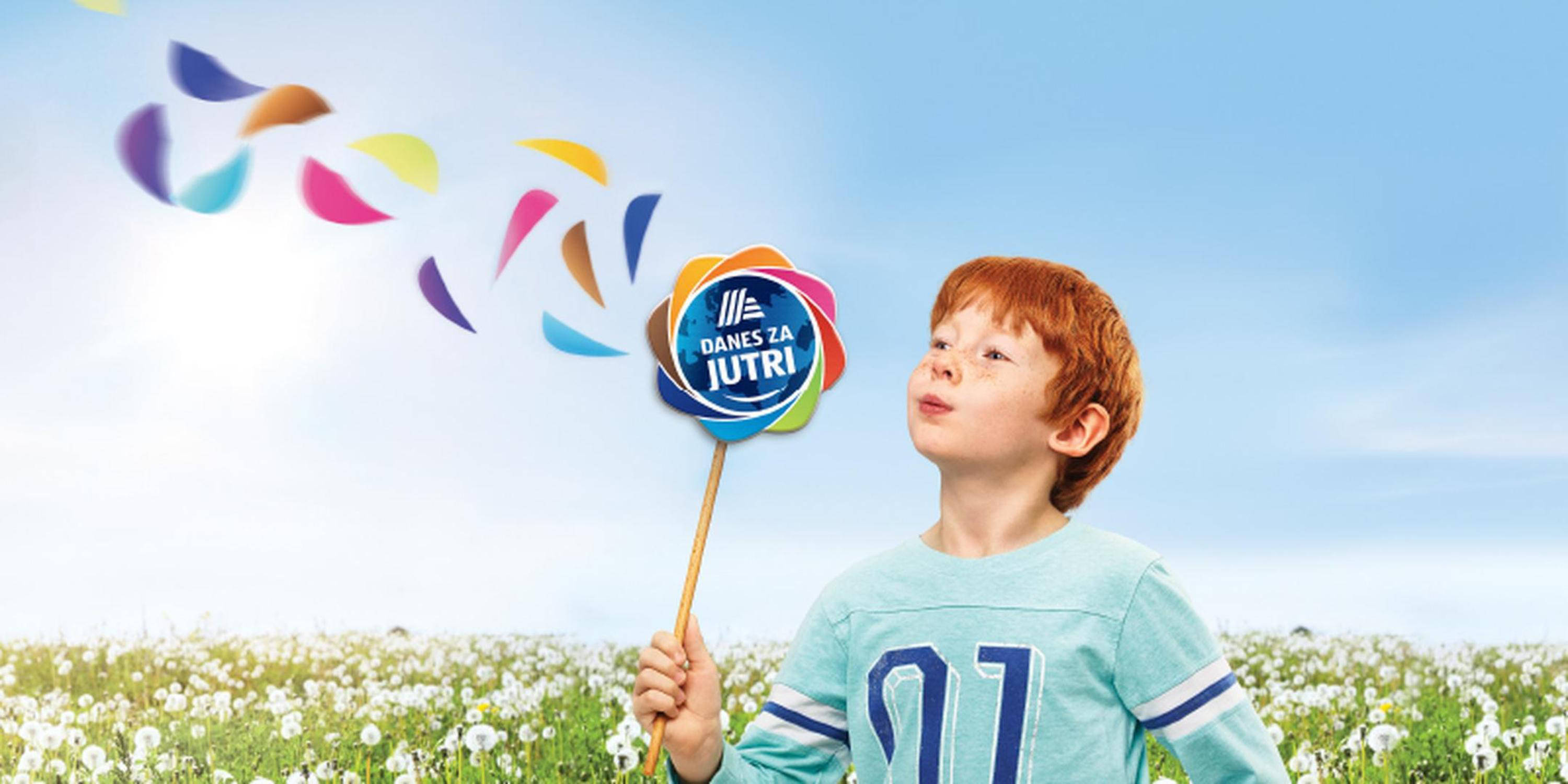 Deček piha veternico, ki se vrti