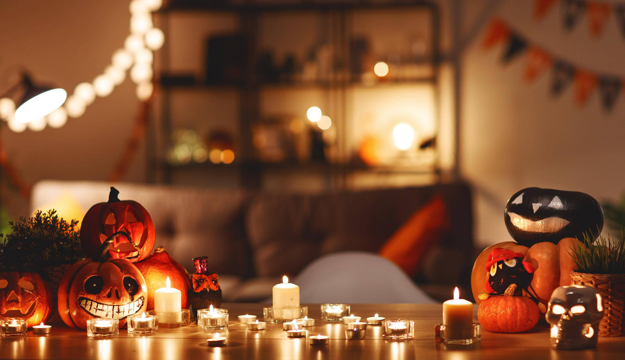 Festa di Halloween con decorazioni a tema, zucche e tavola imbandita
