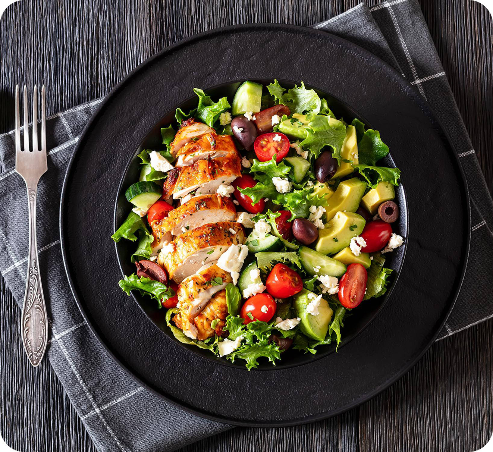 Straccetti di pollo con paté di olive su insalata primavera