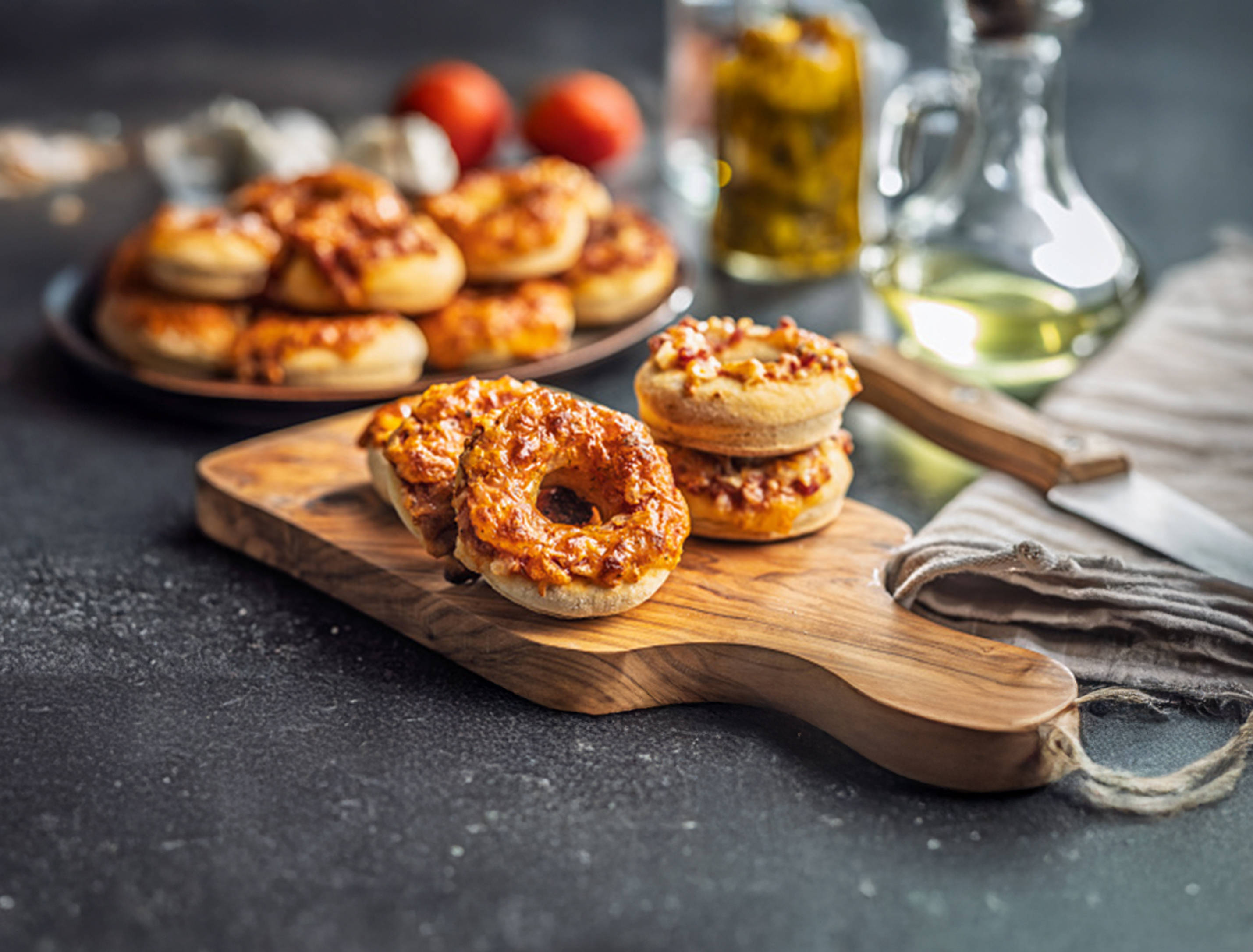 Bagel Pizzas auf Holzbrett.