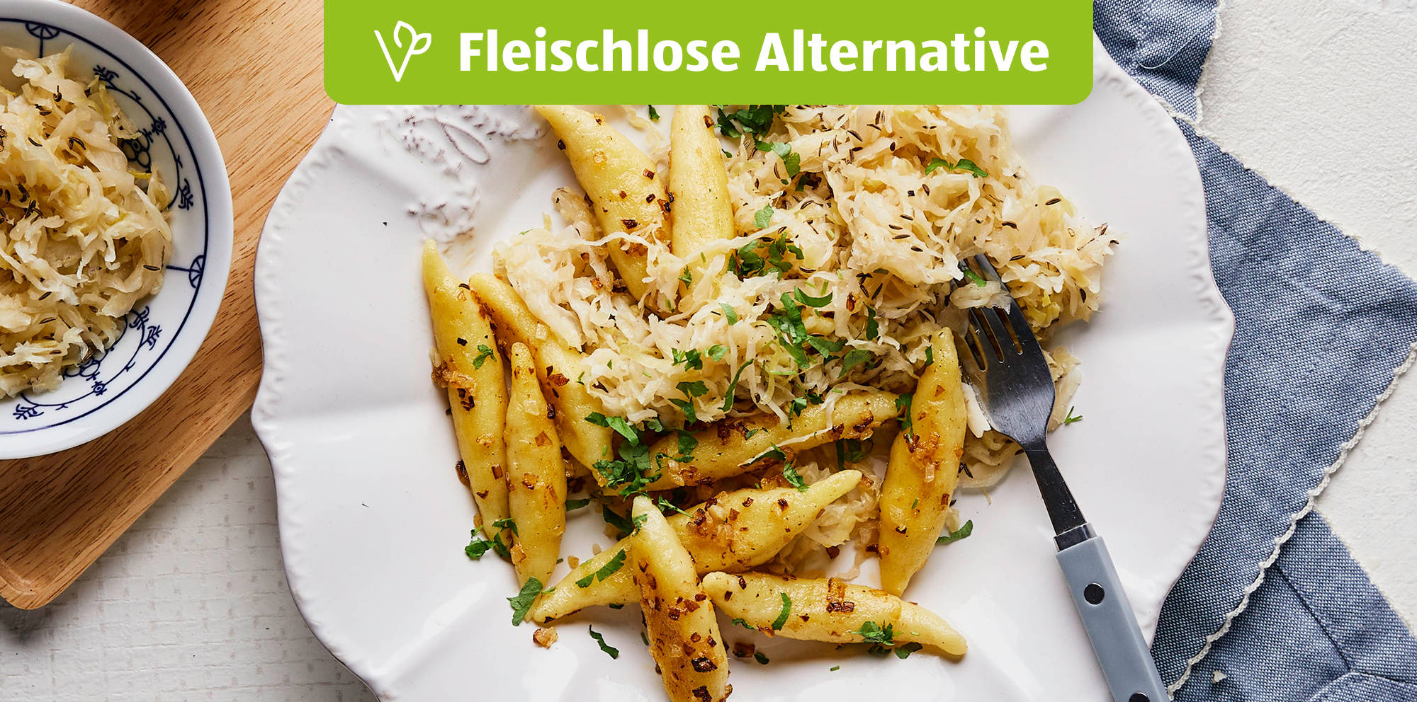 Vegetarisches Kartoffel-Nudelgericht mit Sauerkraut.
