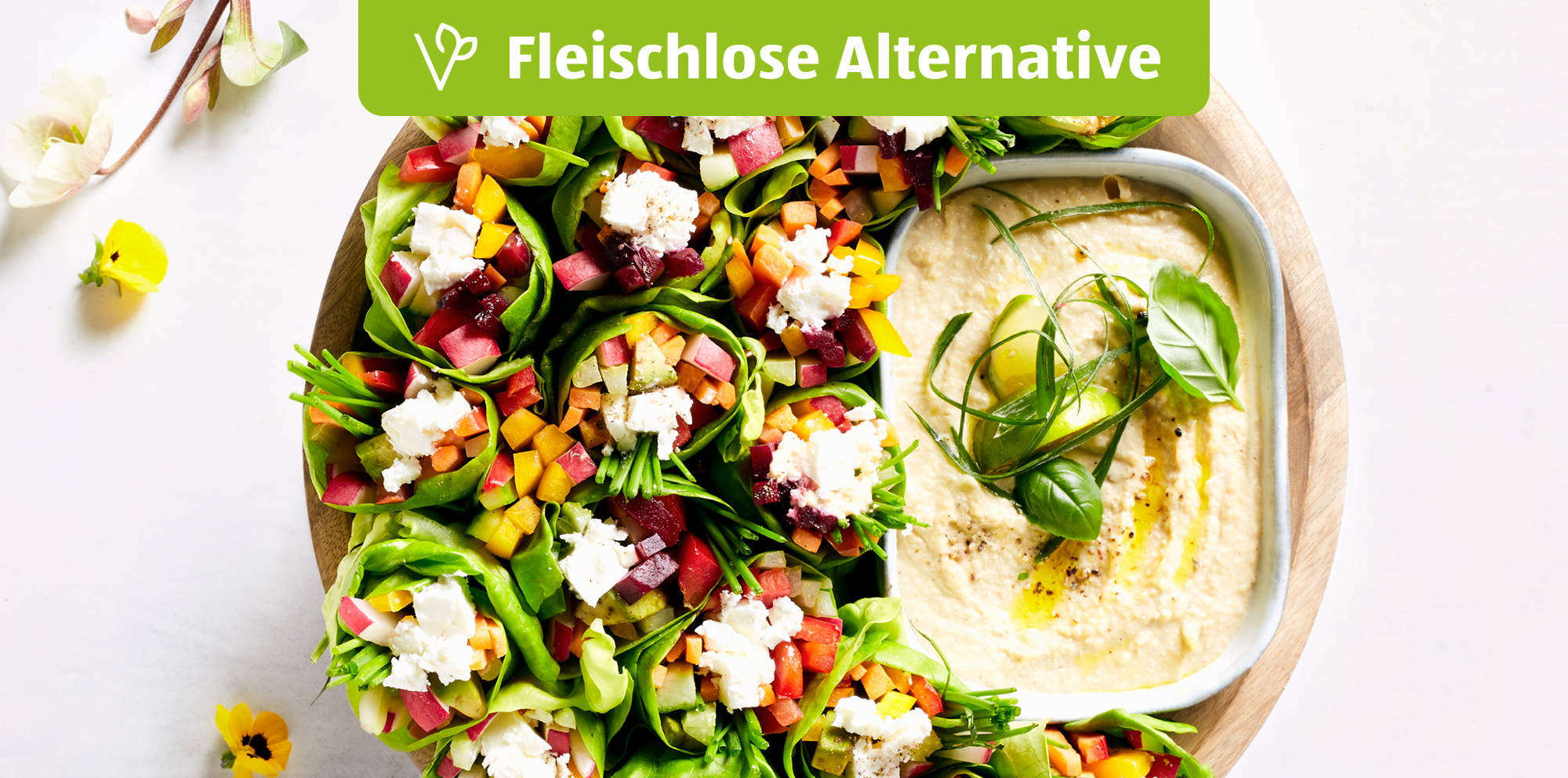 Bunte vegetarische Salat-Wraps mit Hummus-Dip.