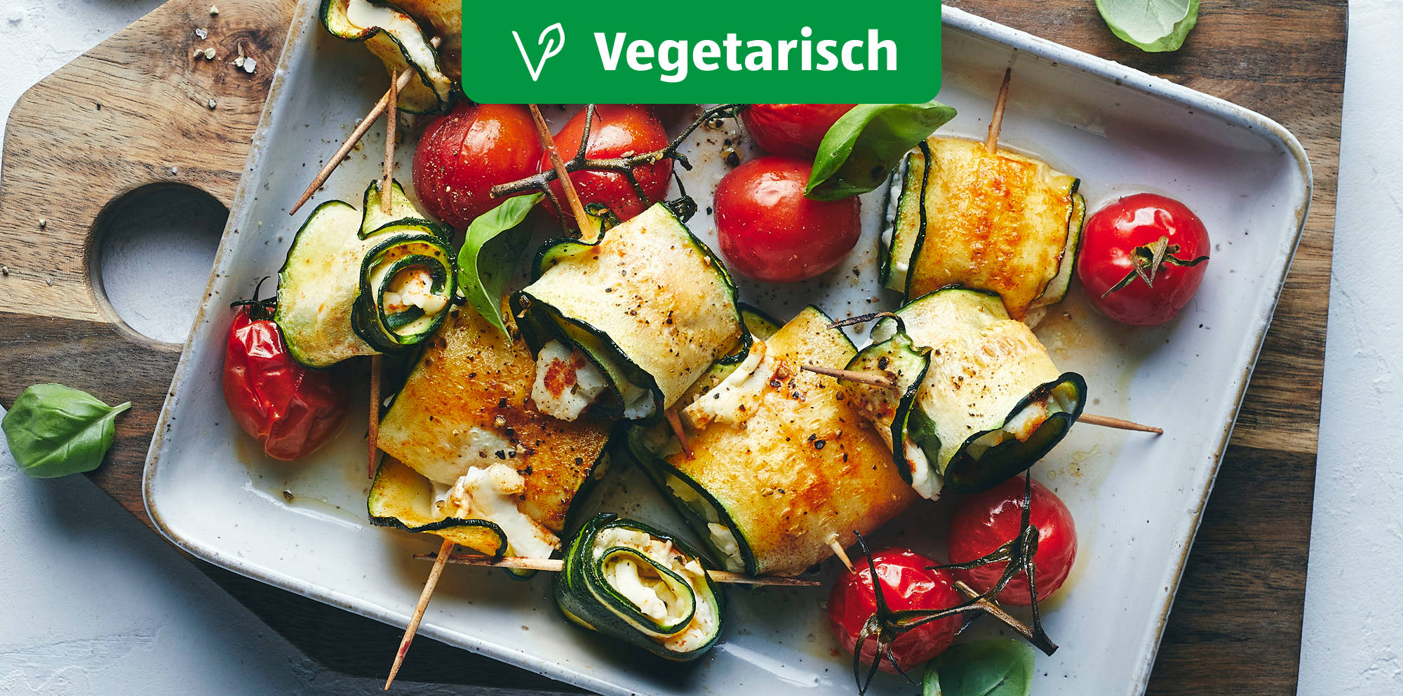 Vegetarische Zucchiniröllchen mit Tomaten und Kräutern.