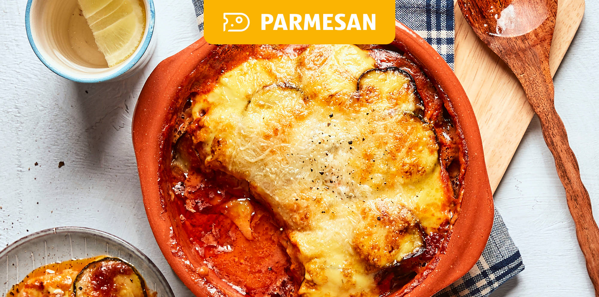 Überbackene Auberginen-Pasta nach Parmesan-Art in rustikaler Keramikschale. 