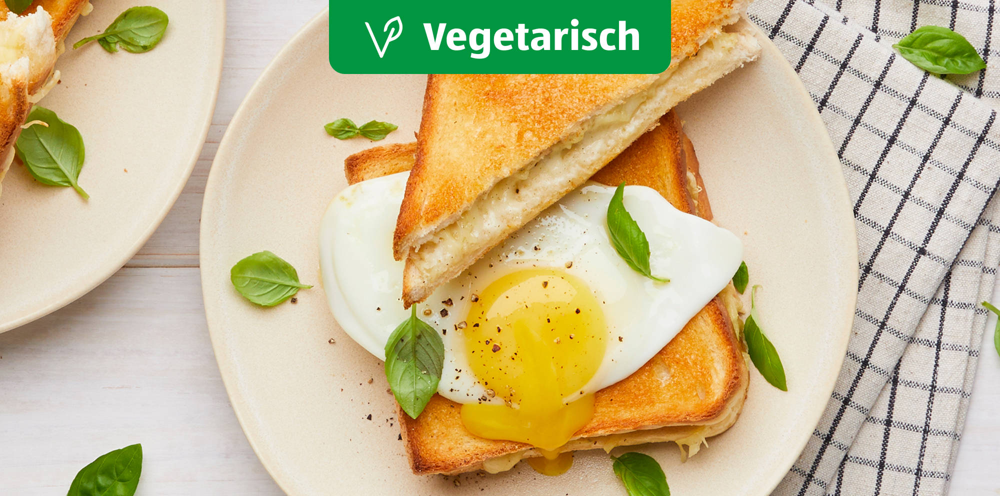 Vegetarisches Toastbrot mit Spiegelei und Basilikum.