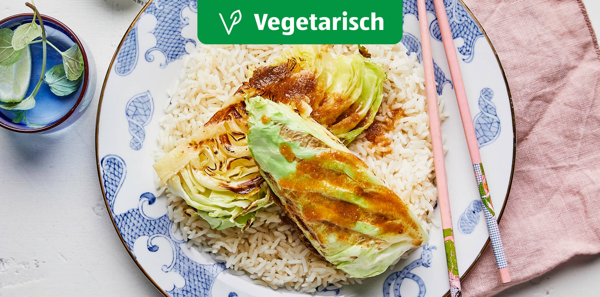 Gegrillter Kohl mit Reis auf einem dekorativen Teller.