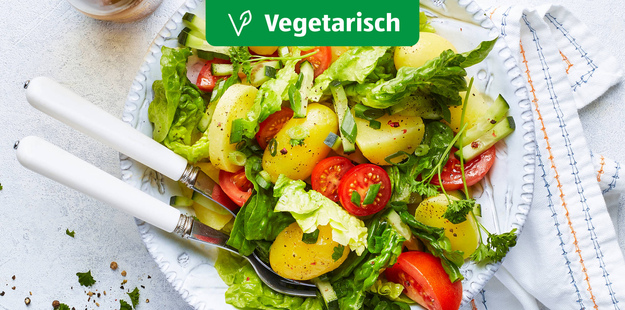 Frischer vegetarischer Kartoffel- und Tomatensalat.