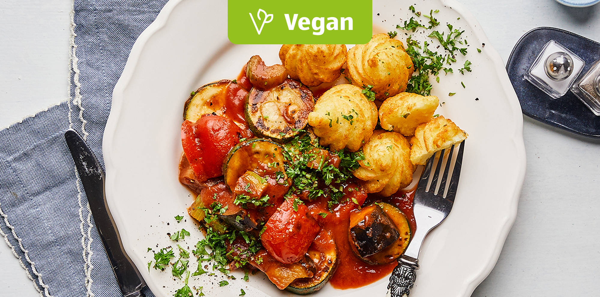 Bunter veganer Gemüseeintopf mit Kartoffeln.