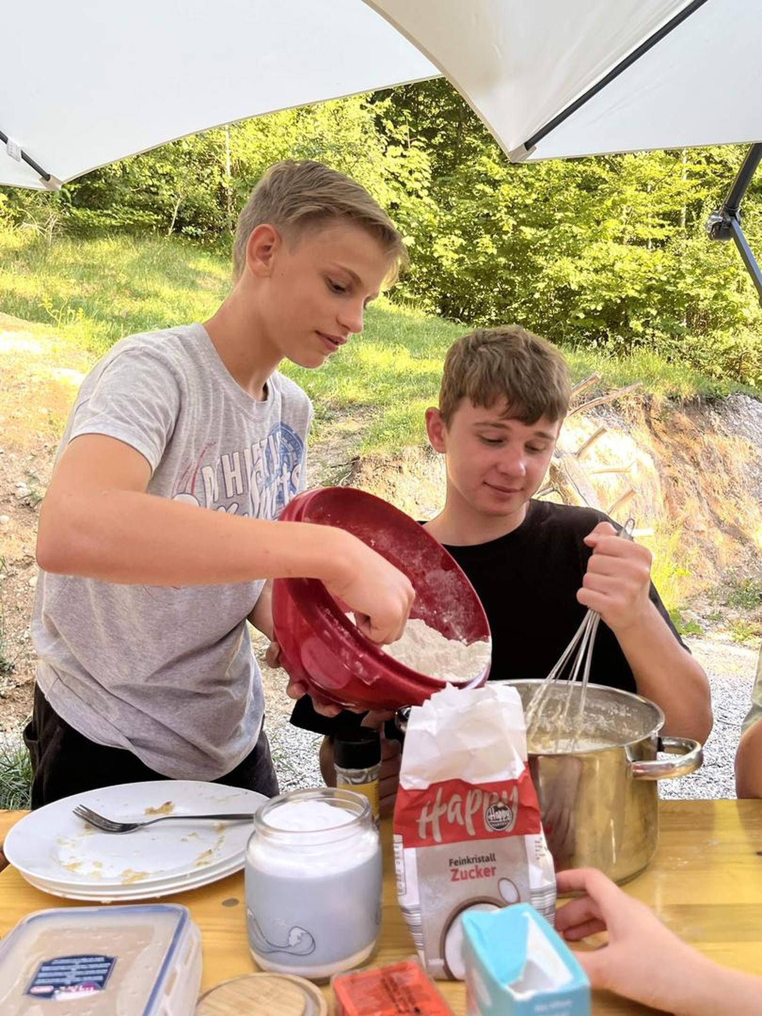 HOFER je z 10.000 evri podprl tabor Kuhajmo skupaj