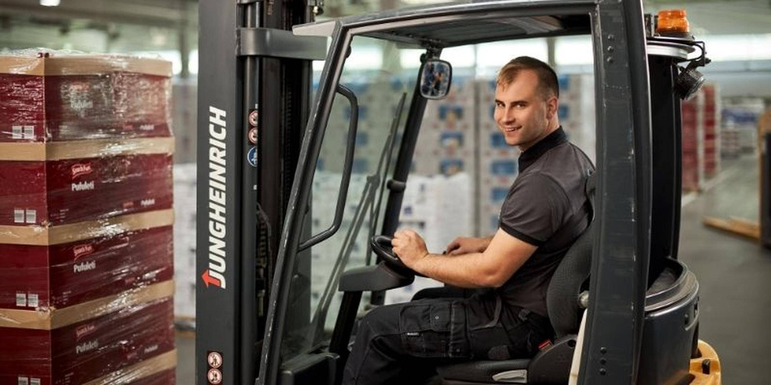 Sodelavec v logistiki na viličarju pri nalaganju izdelkov