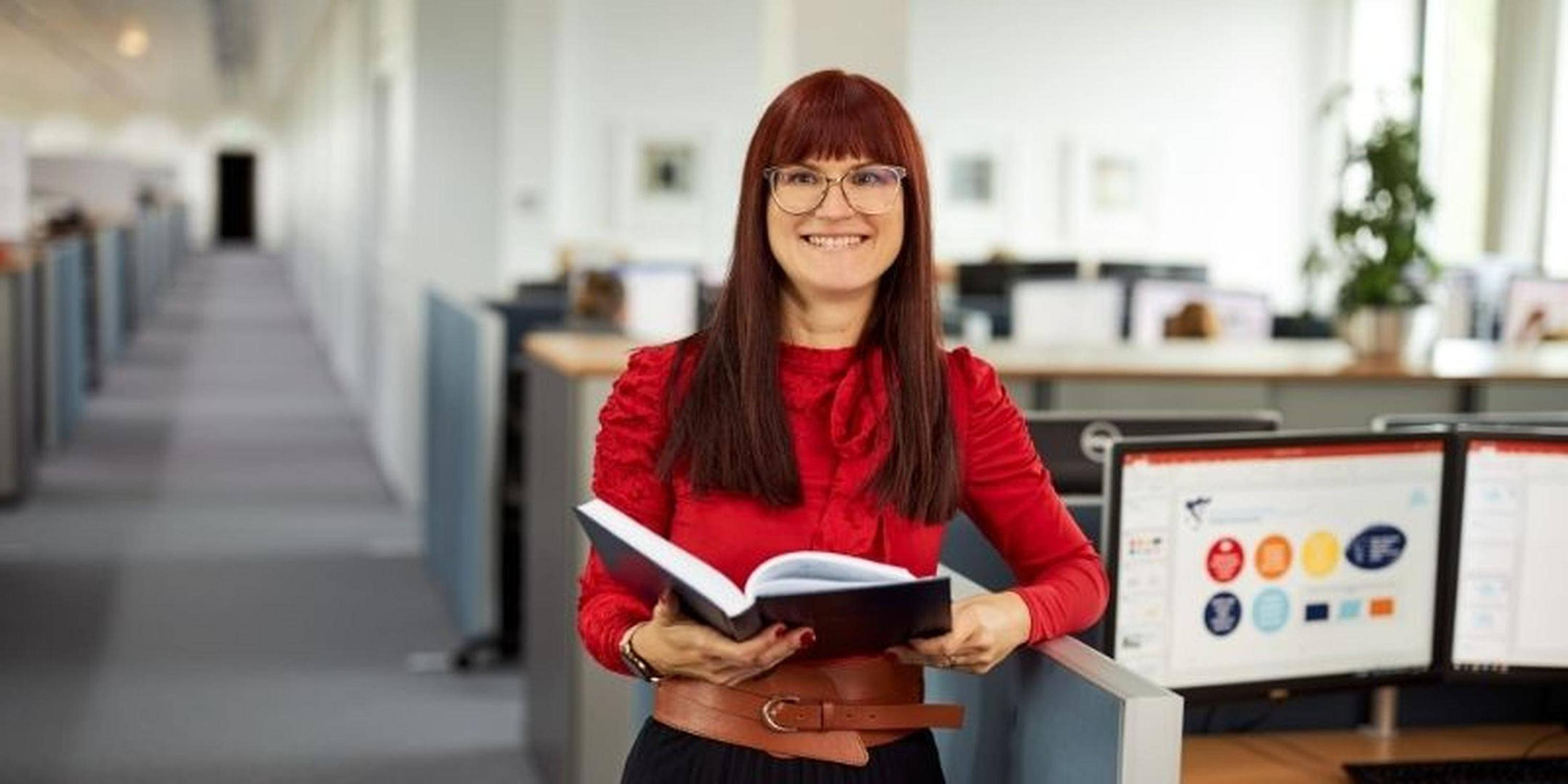 Sodelavka v HOFER upravi fotografirana ob računalniku