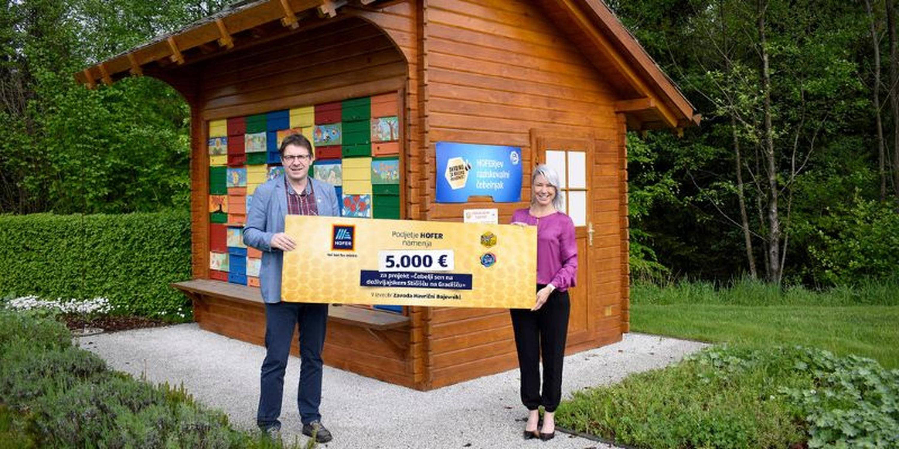 Predaja bona z donacijo pred Hoferjevim čebelnjakom