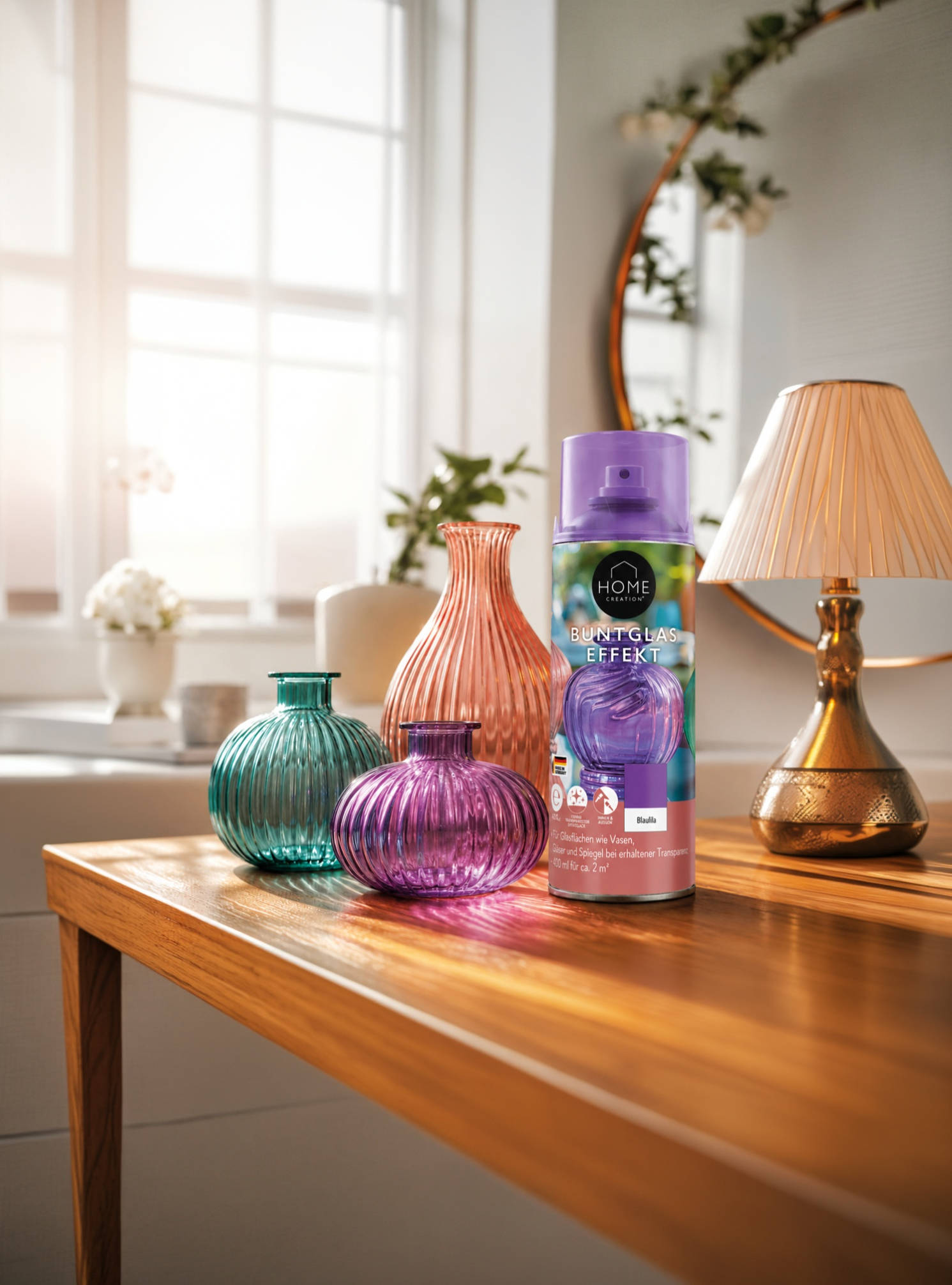 KI-generiert Buntglas-Effekt-Spray und bunte Vasen auf einem Tisch.