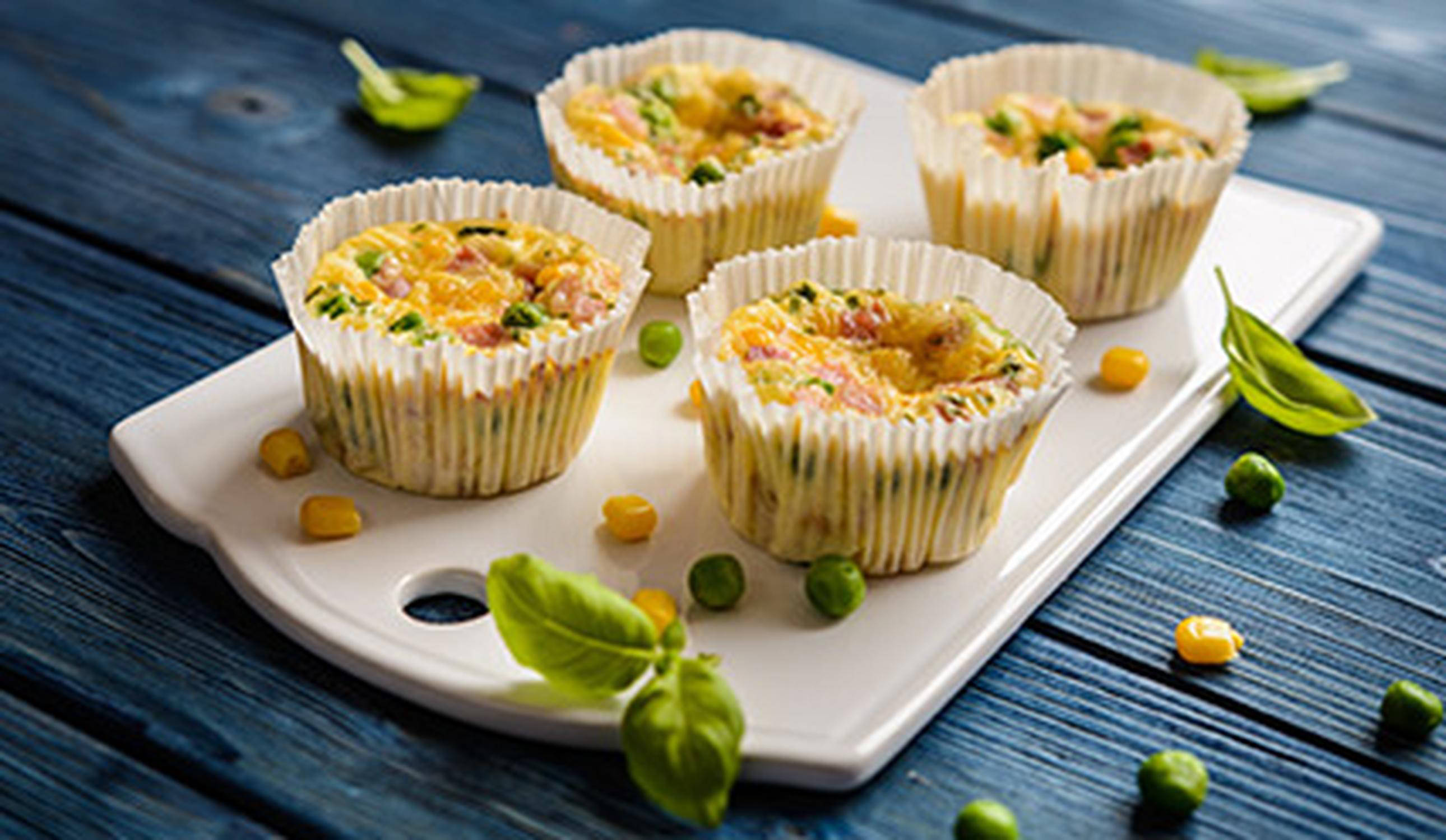 Muffin salati con piselli e prosciutto