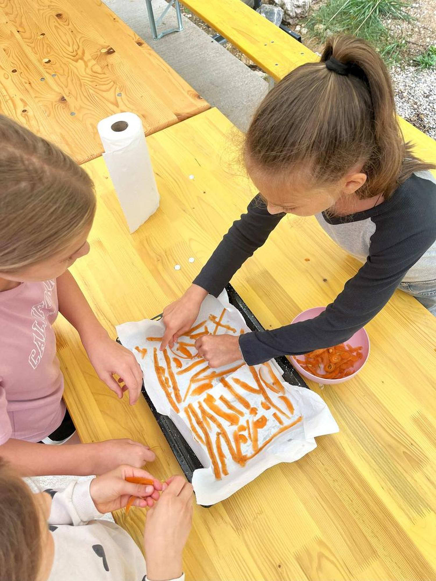 Otroci so iz olupkov korenja, ki bi jih sicer zavrgli, pripravili čips