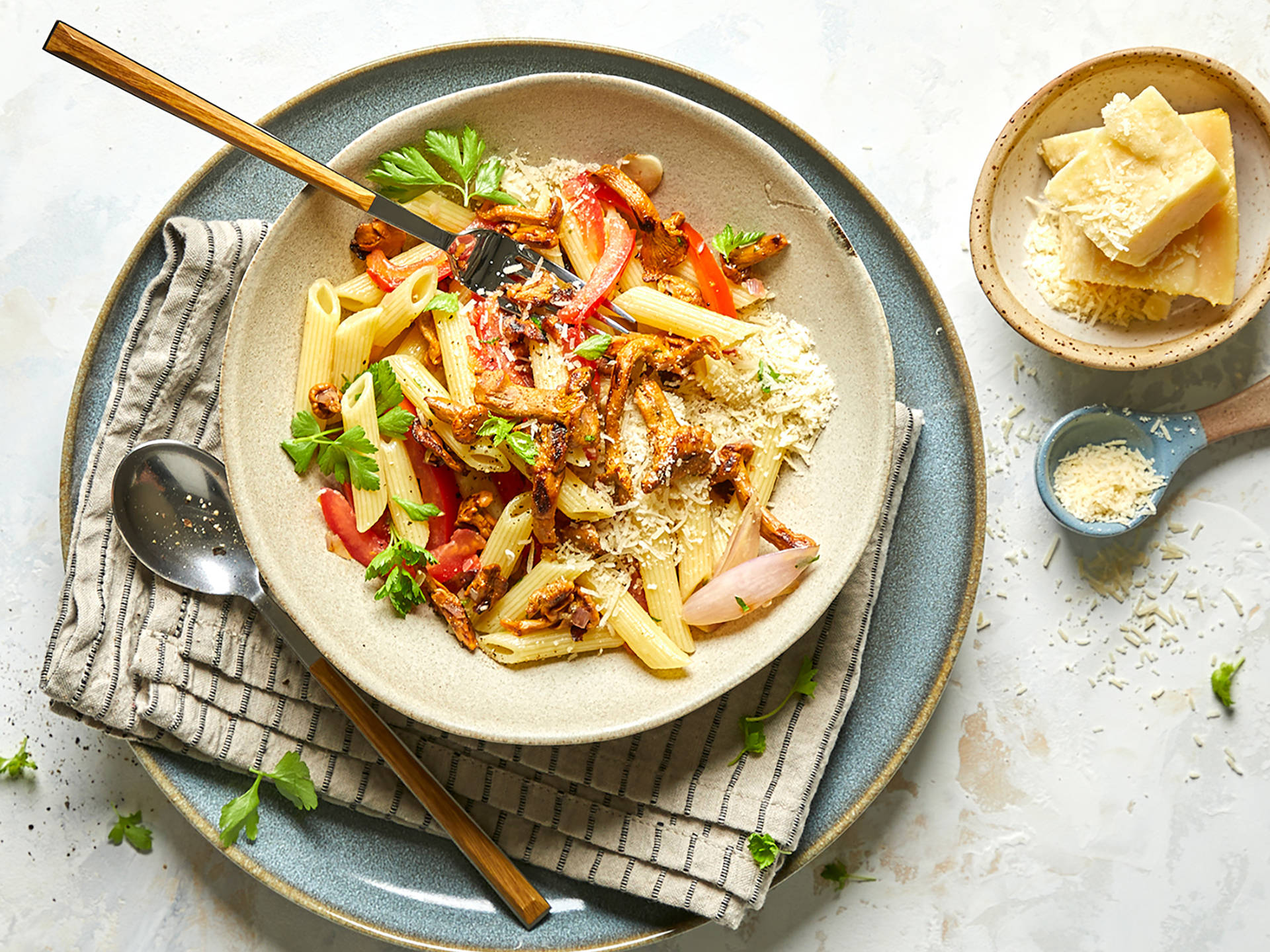 Serviervorschlag: Pasta mit Pfifferlingen und Tomaten