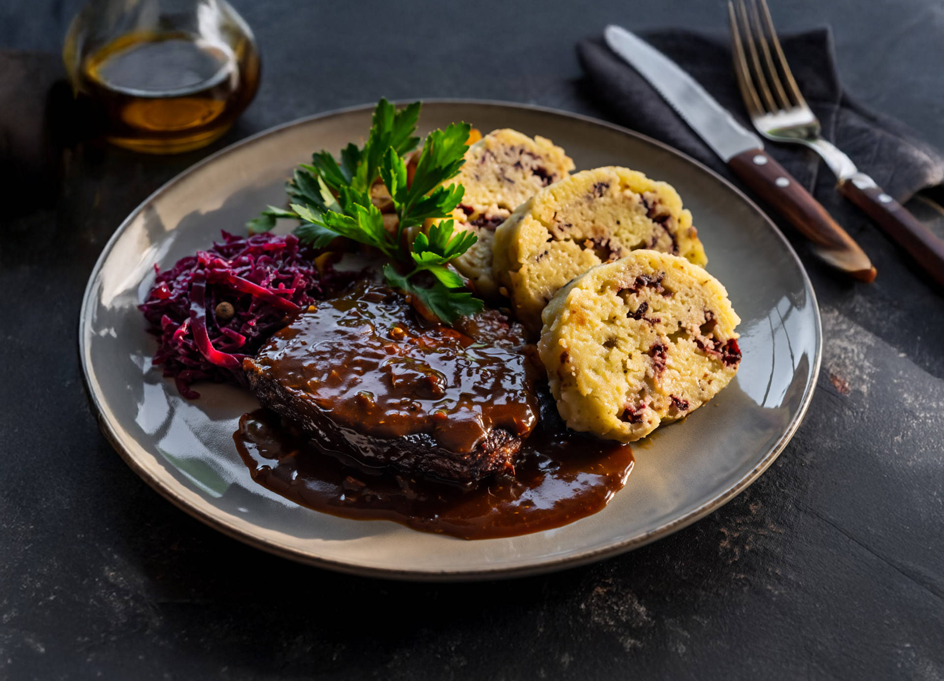 Sauerbraten mit hausgemachten Knödeln