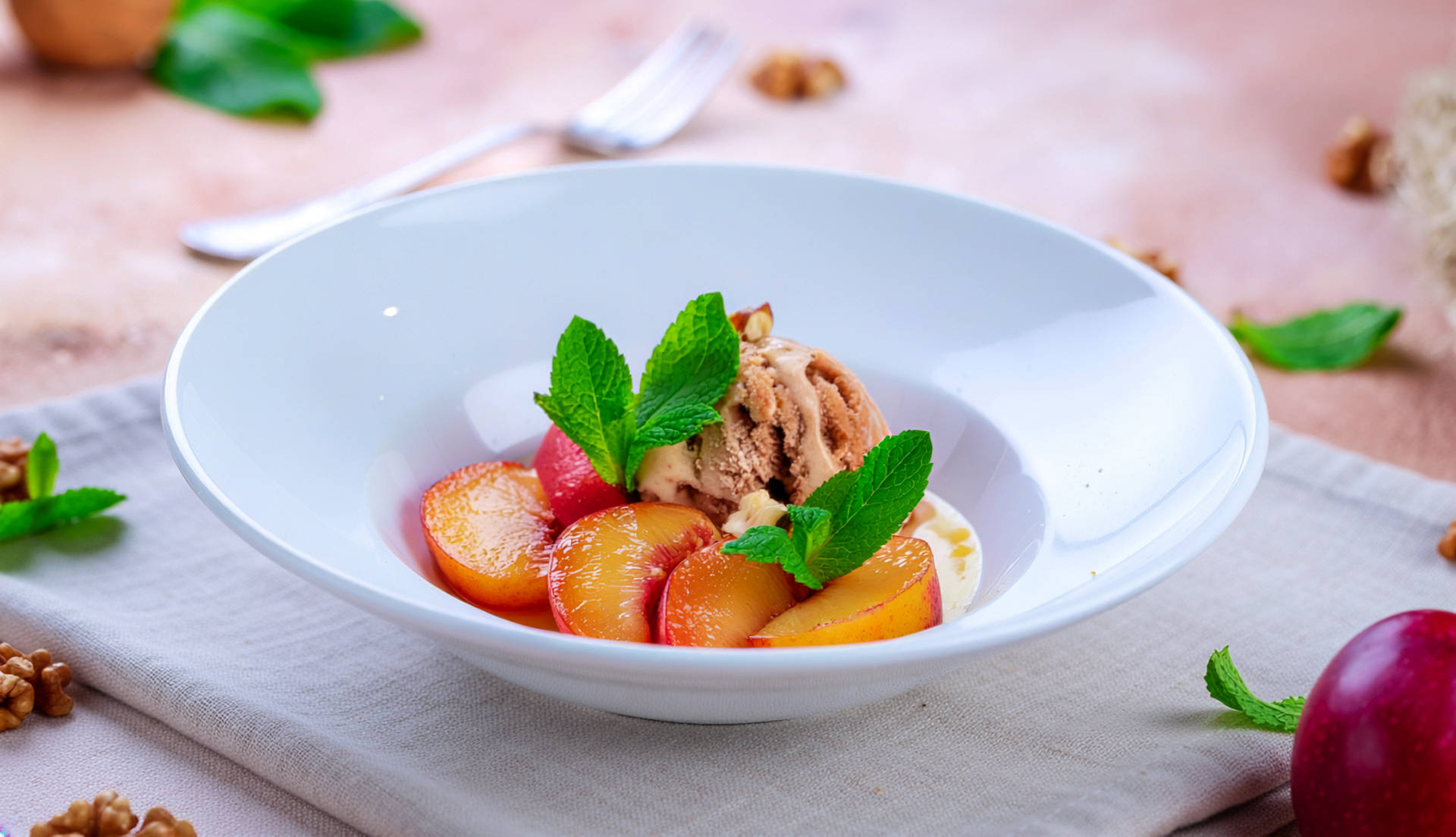 Eine Kugel Eis mit frischen Pfirsichen und Minze.