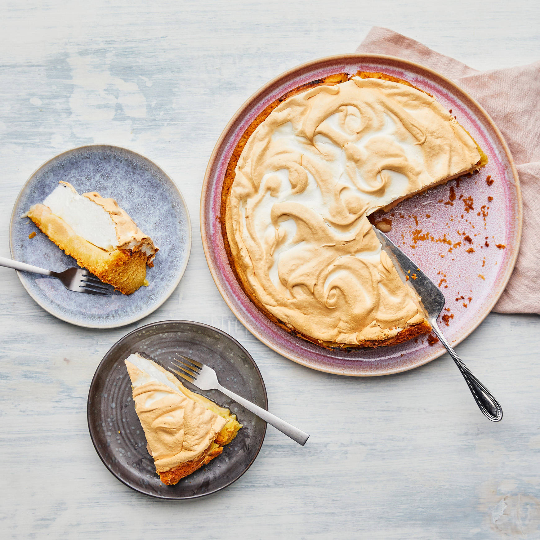 Serviervorschlag: Rhabarber-Baiser-Torte