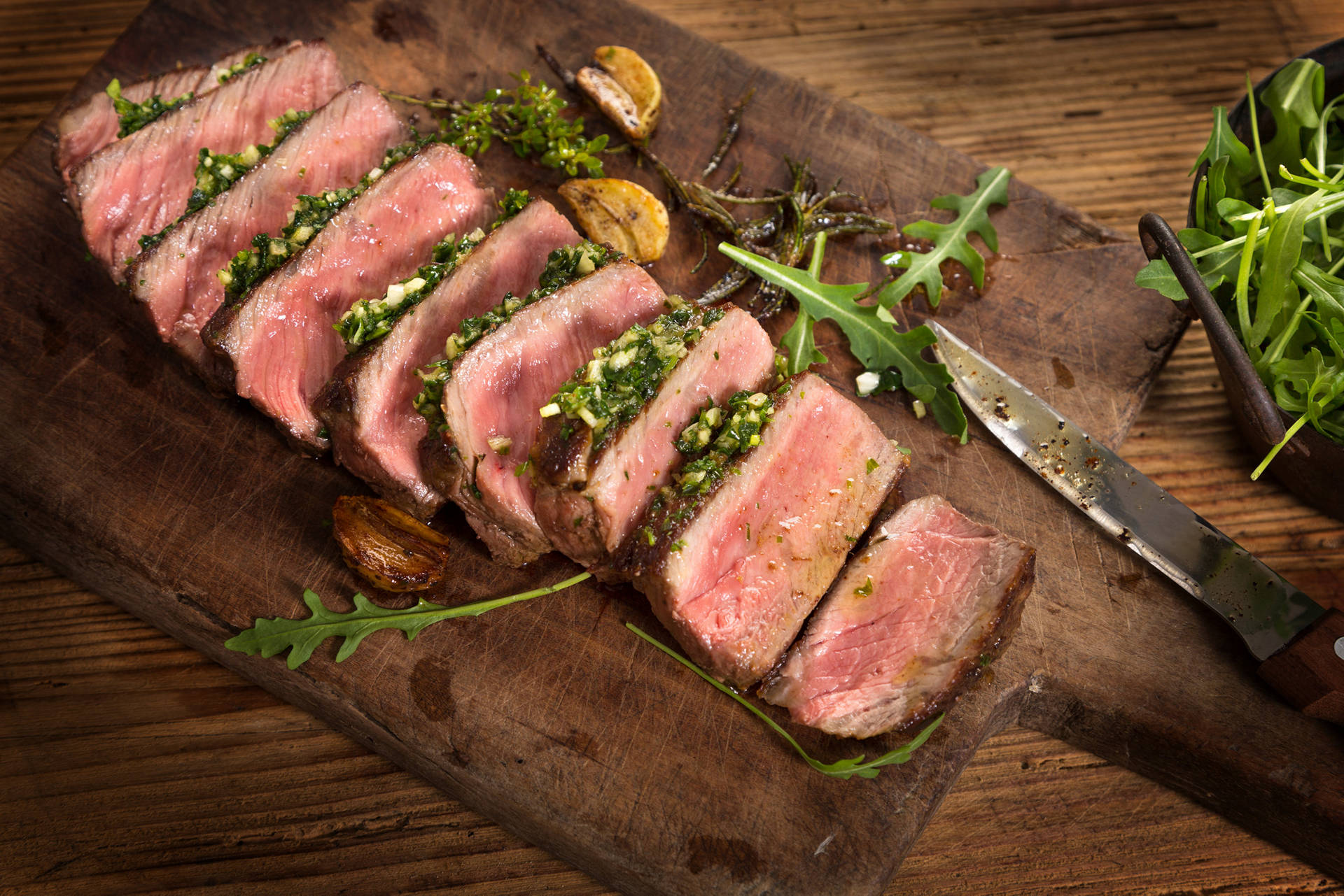 Sanft gegartes Roastbeef mit einer Kräuter-Senfkruste