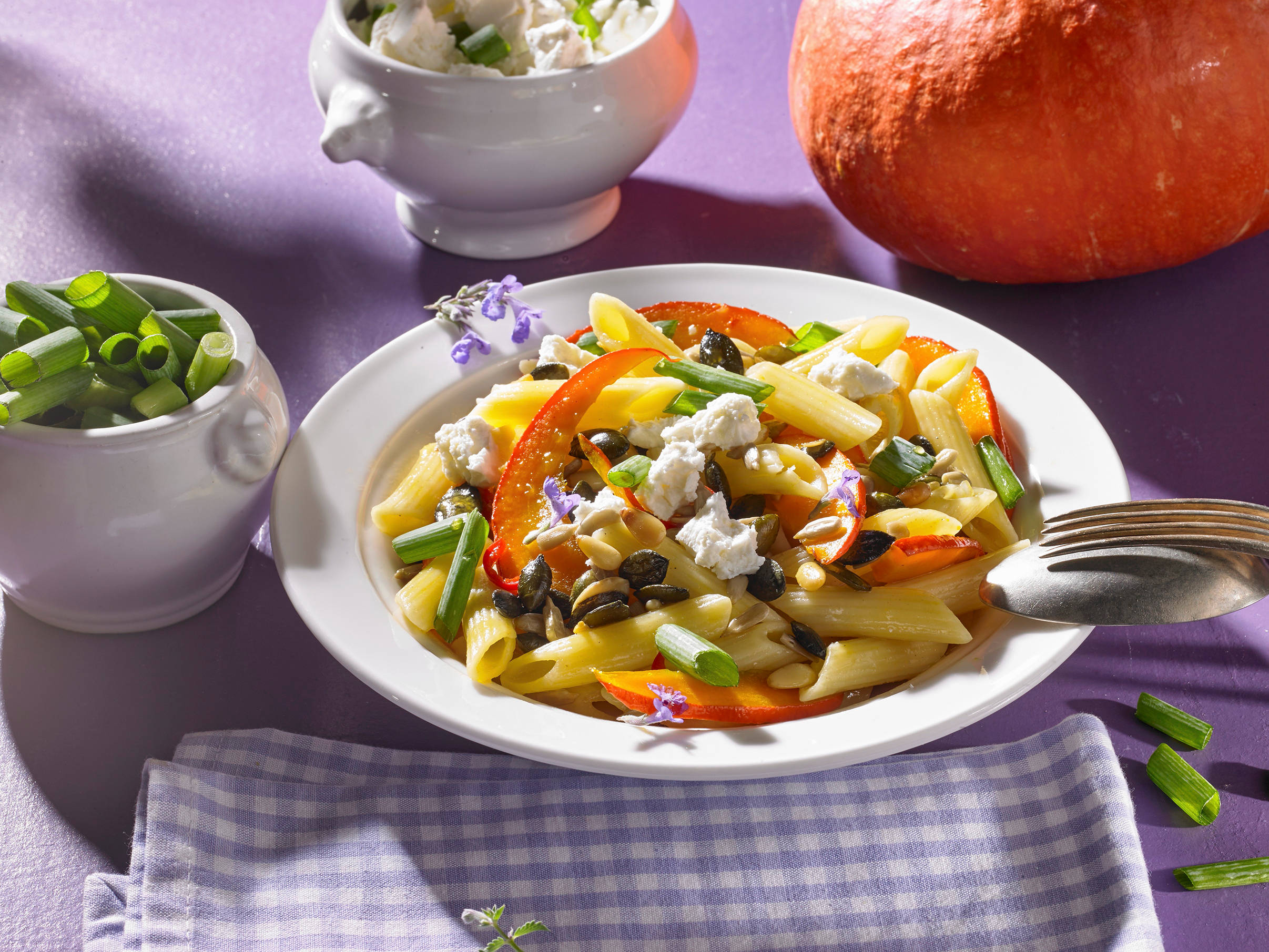 Serviervorschlag: Herbstliche Pasta mit Kürbis und Kernen