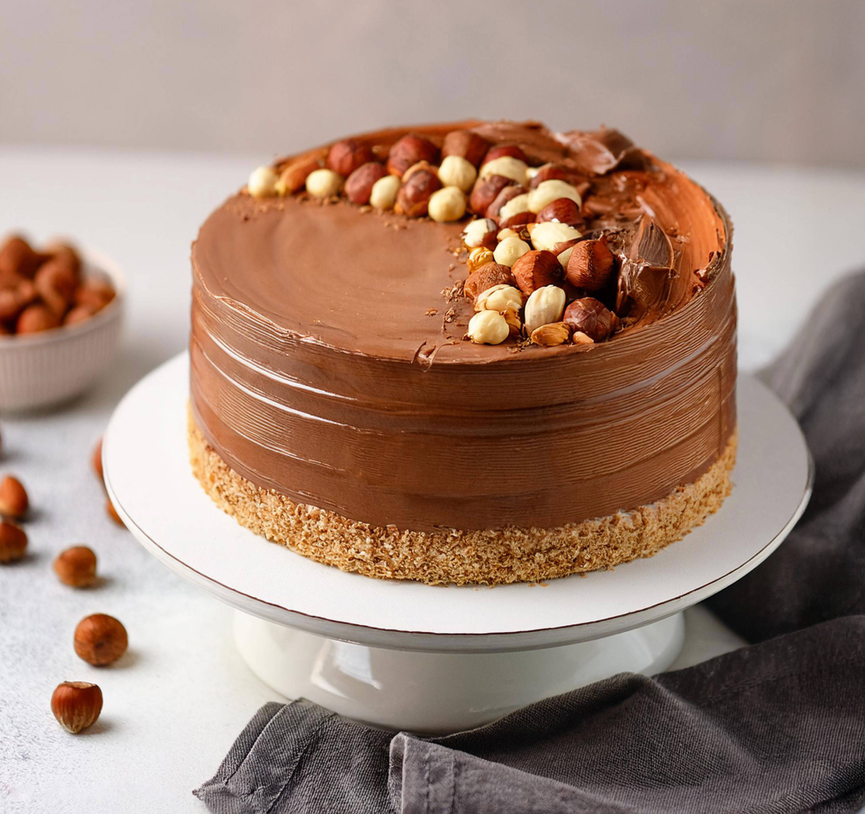 Serviervorschlag: Haselnuss-Nougat-Creme-Torte