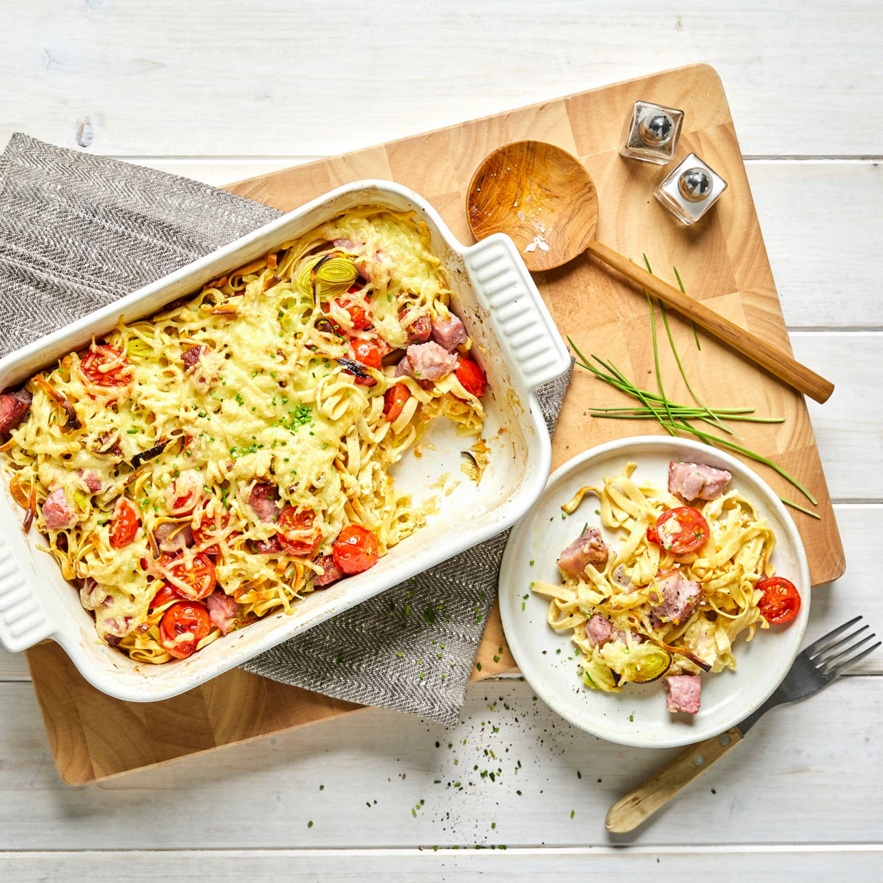 Serviervorschlag: Pasta-Lauch-Gratin mit Kassler