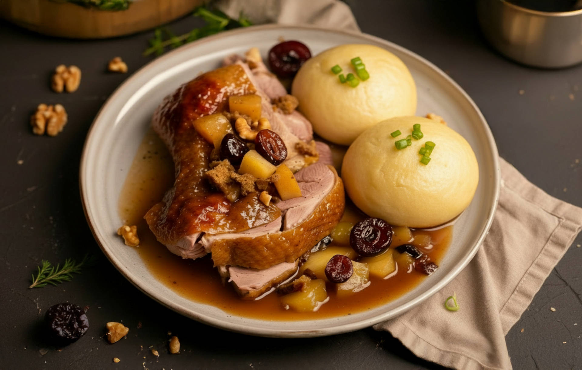 Serviervorschlag: Entenbraten mit Pflaumenfüllung und Knödeln